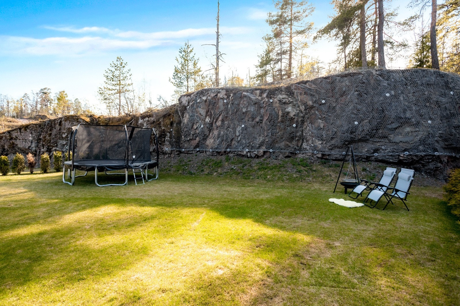 Stor hage som innbyr til lek og moro - Her får du plass til både trampoline og ballbane Galleribilde