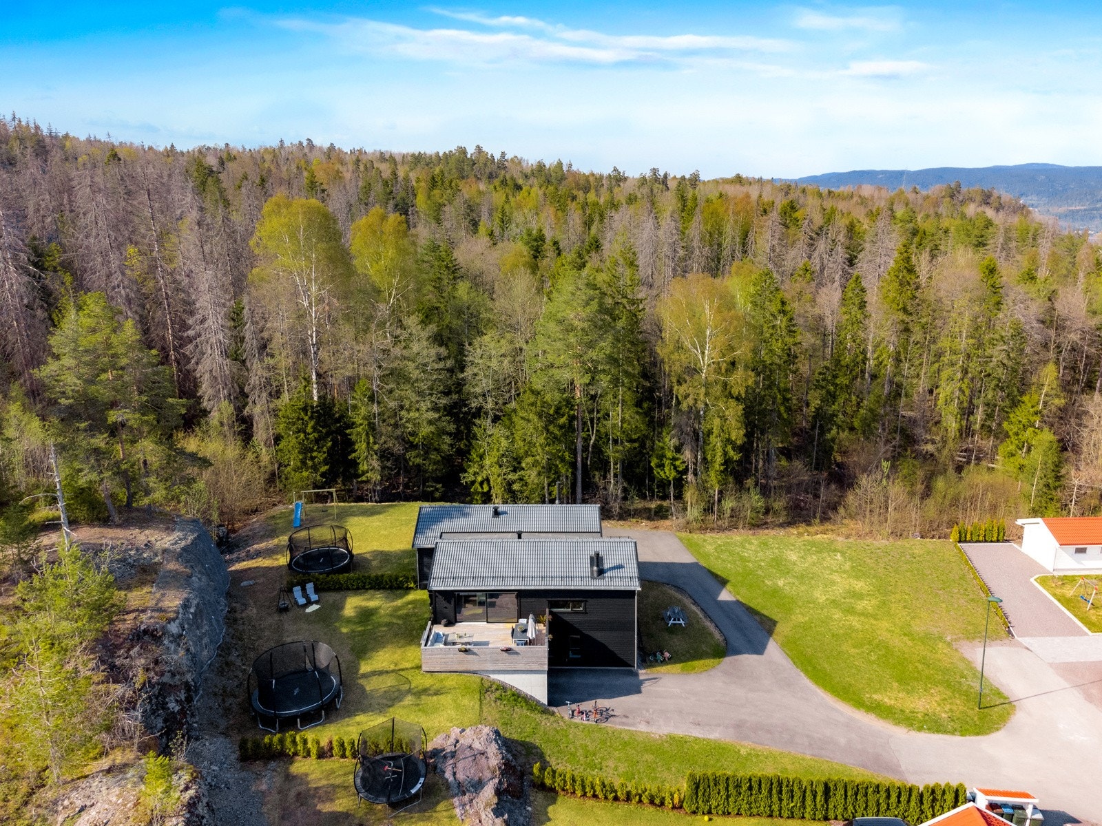 Du bor tett på skogen som kan lokke md flotte turstier sommer og vinter Galleribilde