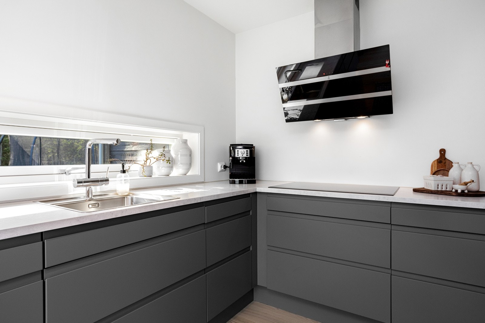 Moderne innredning med grå slette fronter Galleribilde