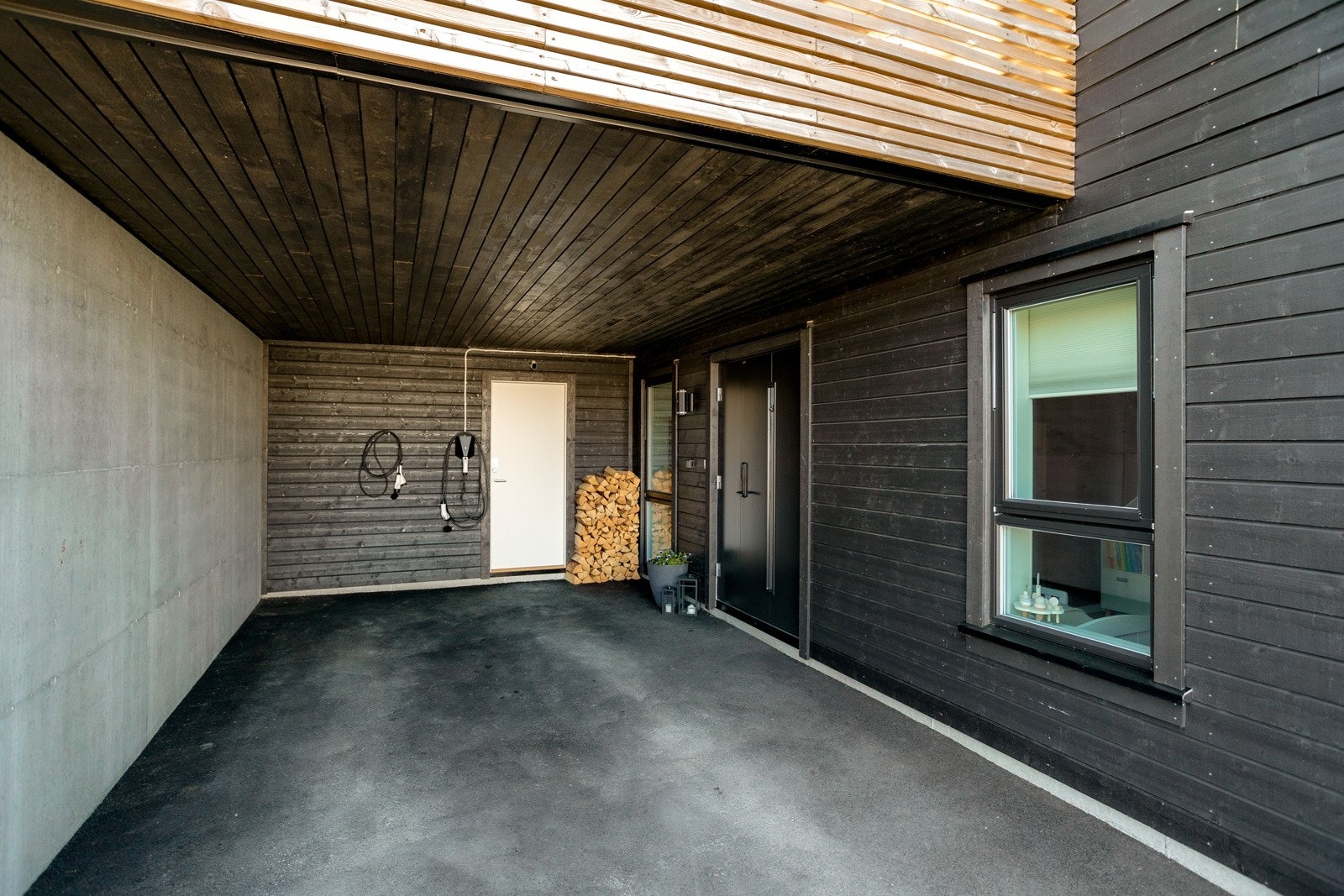 Inngangen er plassert i carporten som gir deg tak over hodet Galleribilde
