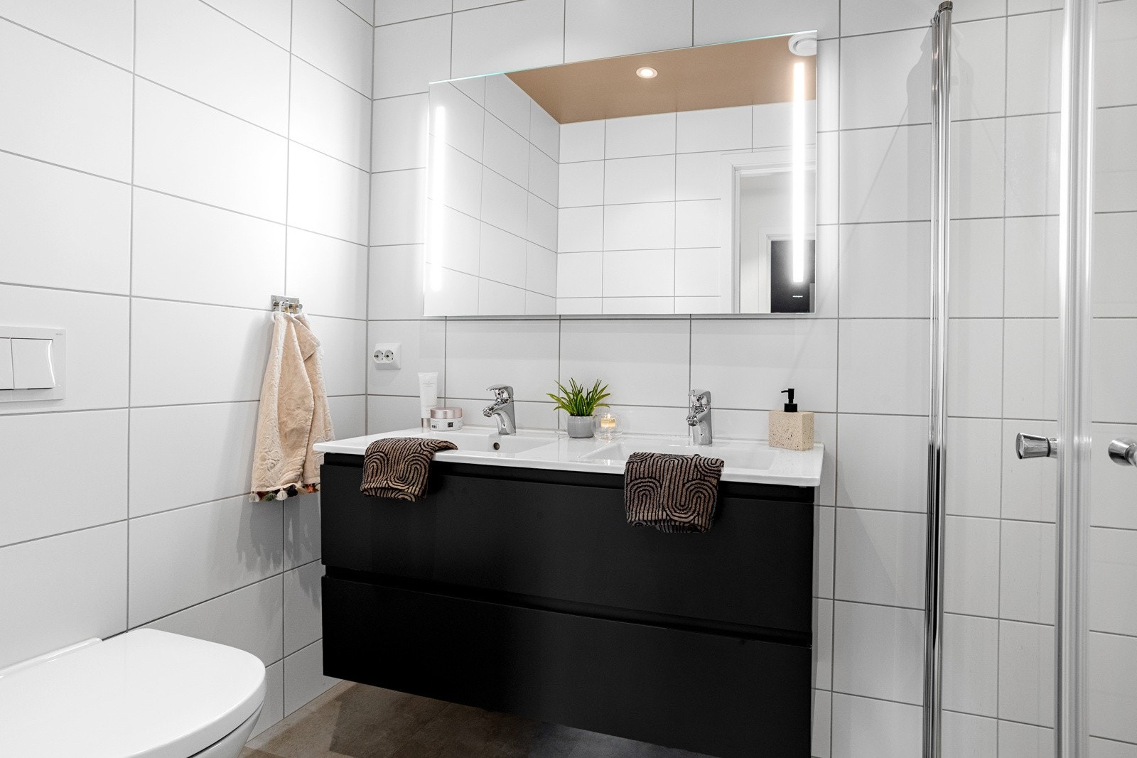 Badet nede har dobbel servant i tillegg til dusj og vegghengt toalett Galleribilde