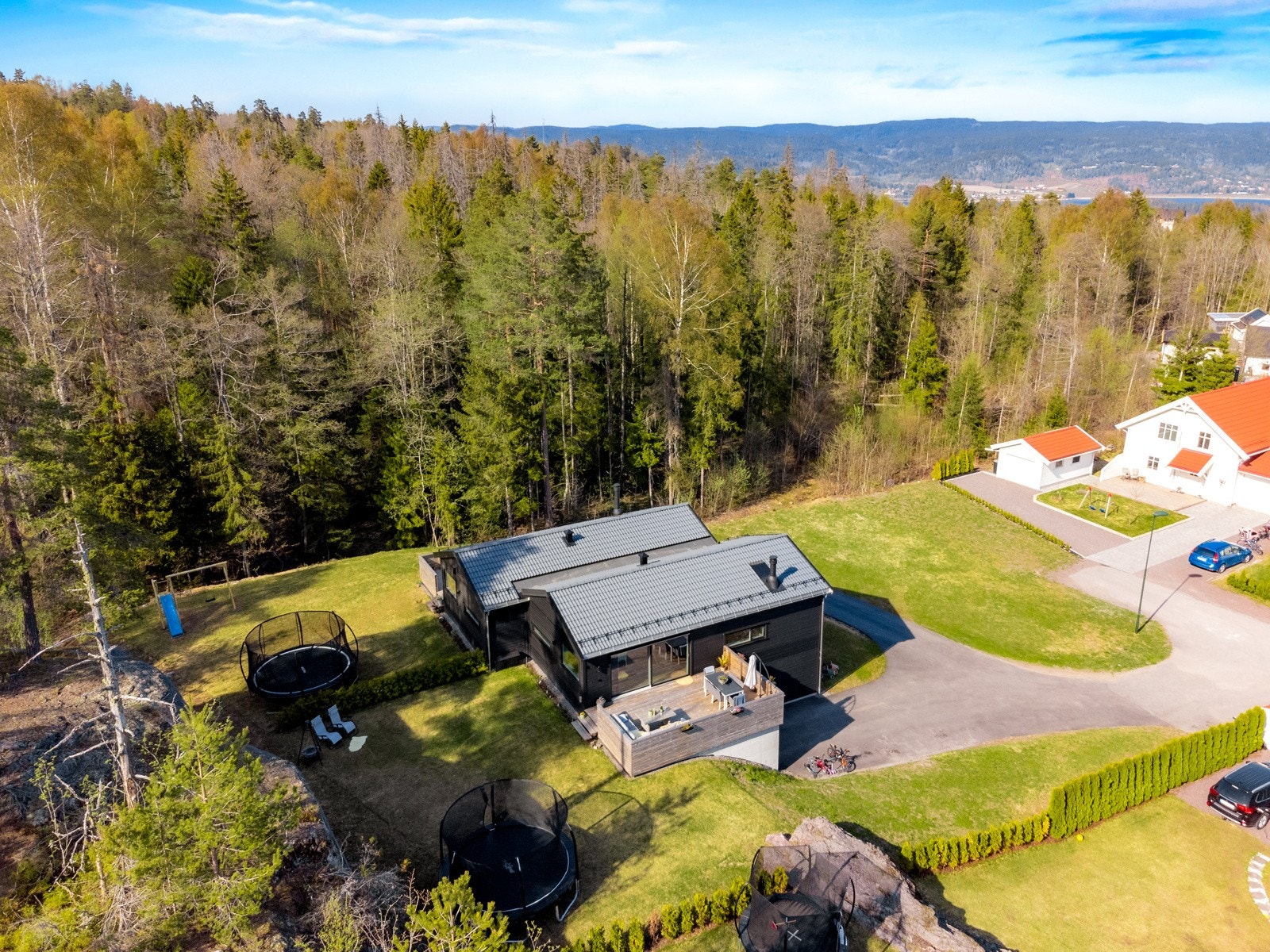 Tomten er det god størrelse på og det er betydelig utvidet etter sikring av bergknausen bak Galleribilde