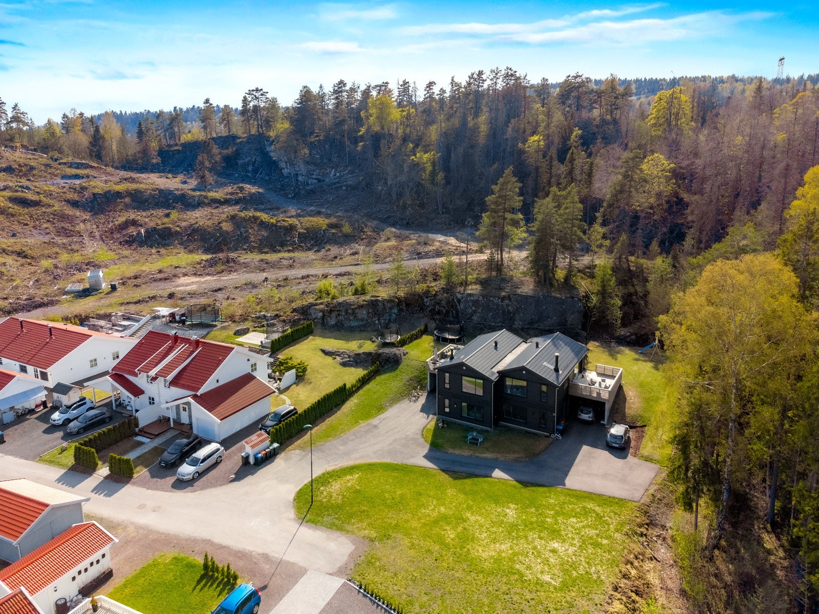 Fellestomt foran huset som er en sosial møteplass for barn og voksne Galleribilde