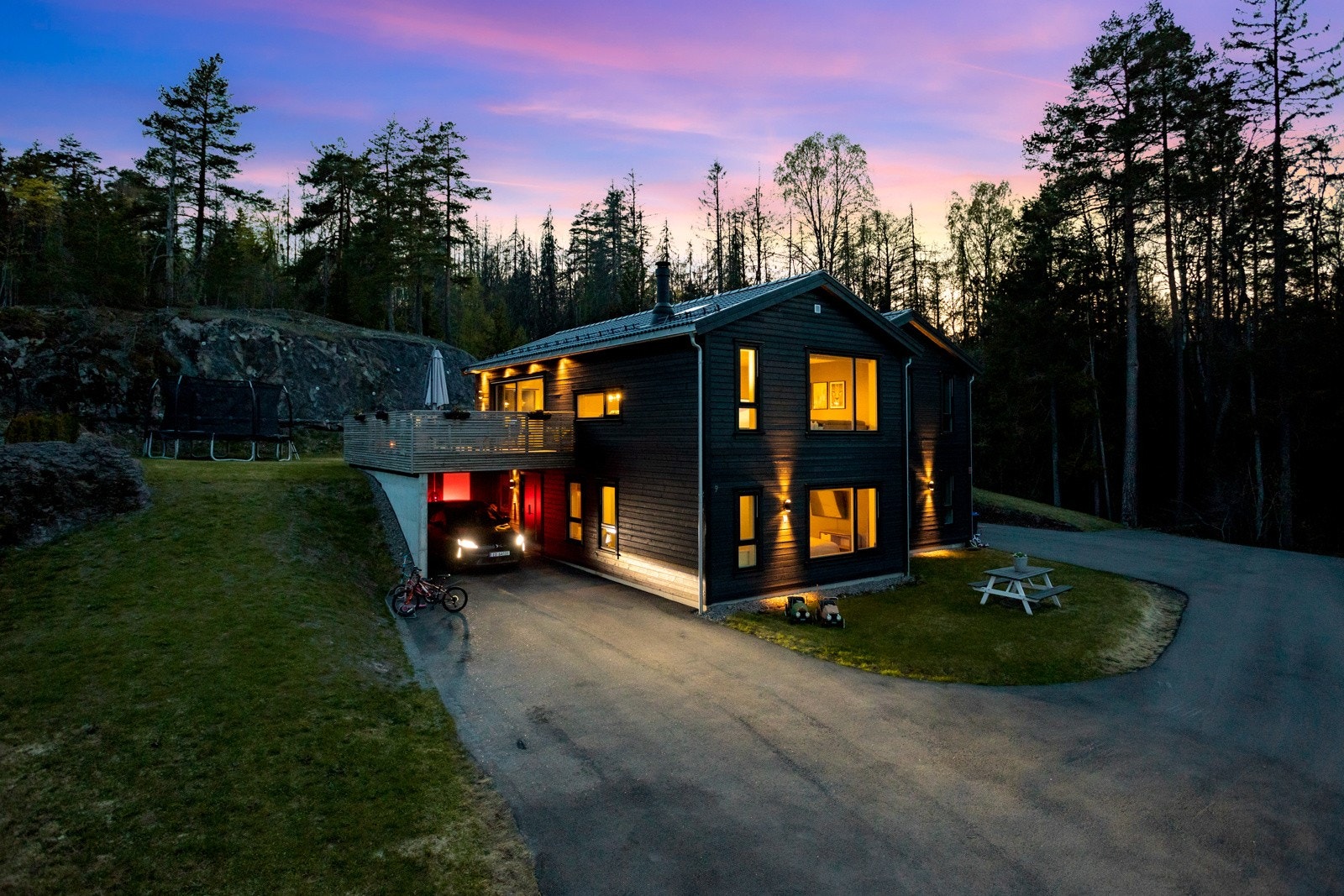 Stor solrik terrasse med flere soner for møbelering Galleribilde