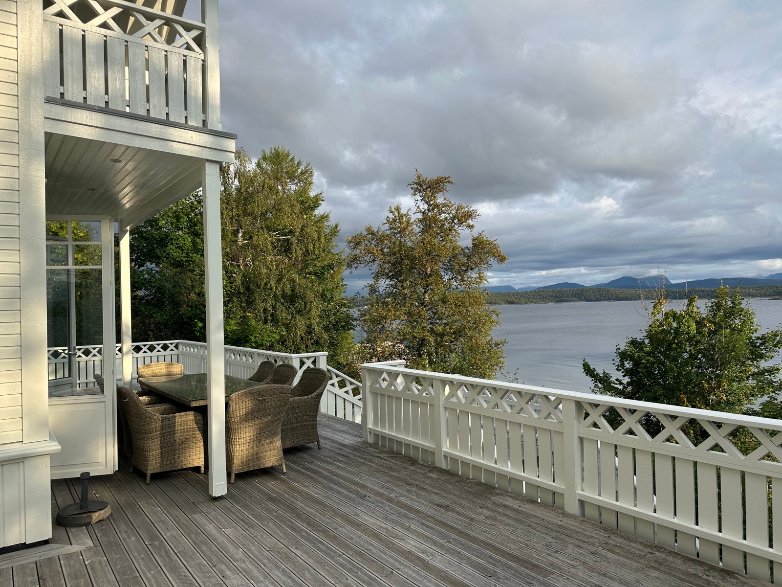 Stor terrasse med utsikt. Galleribilde