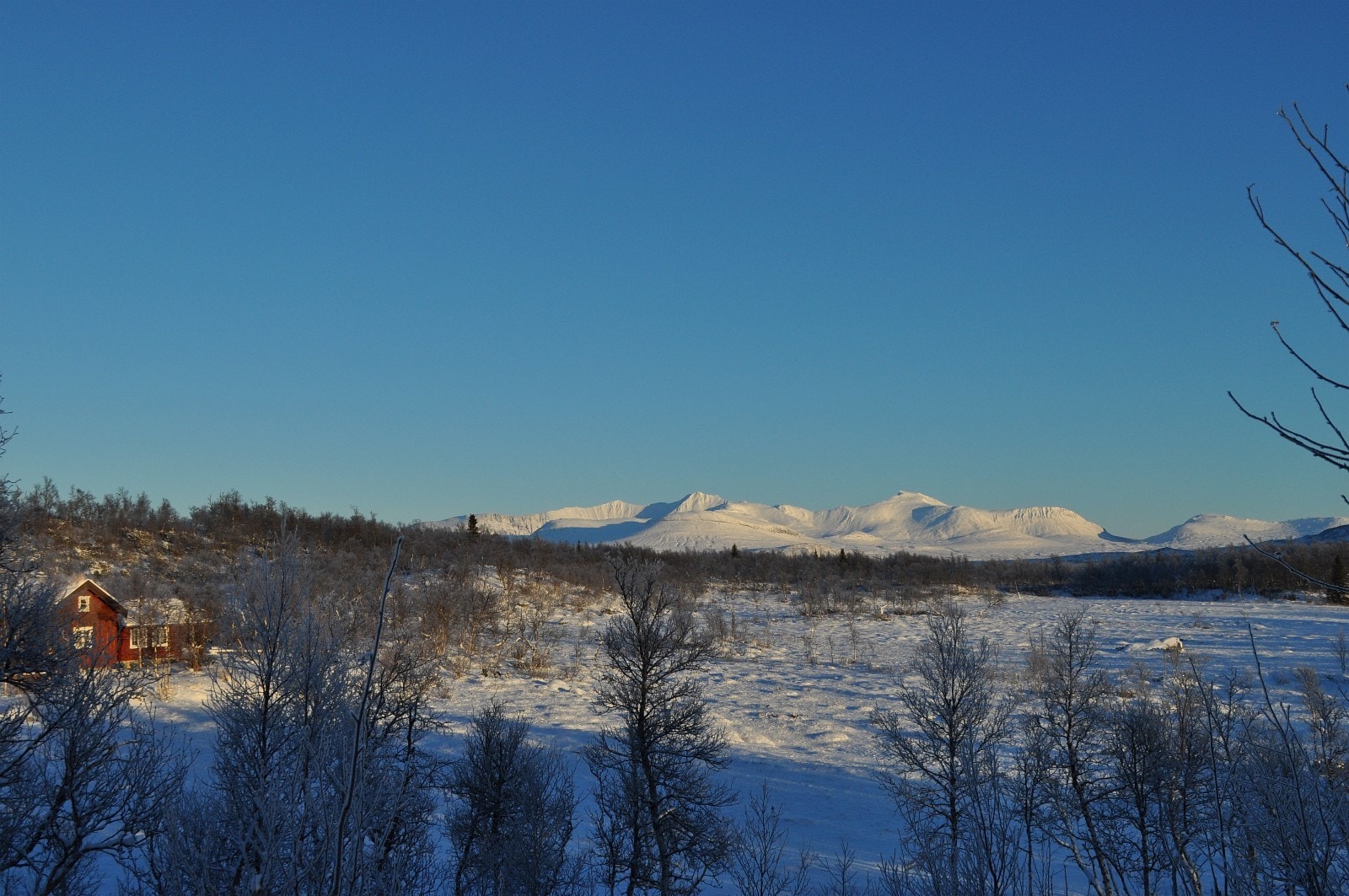 Kjølvollen hyttefelt ligger ved foten av det praktfulle fjellområdet Sylan som henger sammen med Jamtlandsfjellene på svensk side Galleribilde