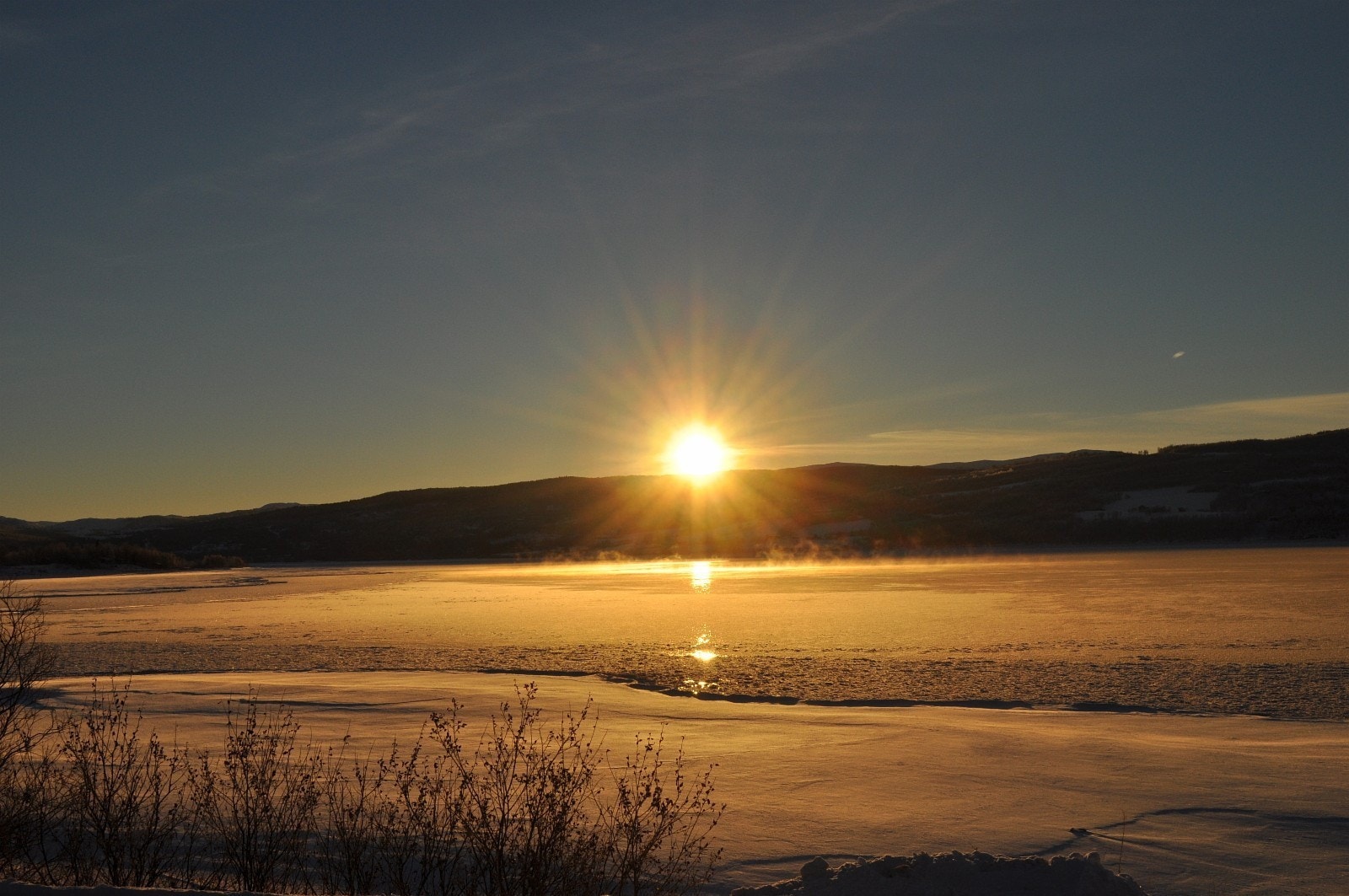 Vinteridyll ved Stuggusjøen ved Kjølvollen hyttefelt. Stuggusjøens fine strender innbyr til badeliv på solrike dager. Galleribilde