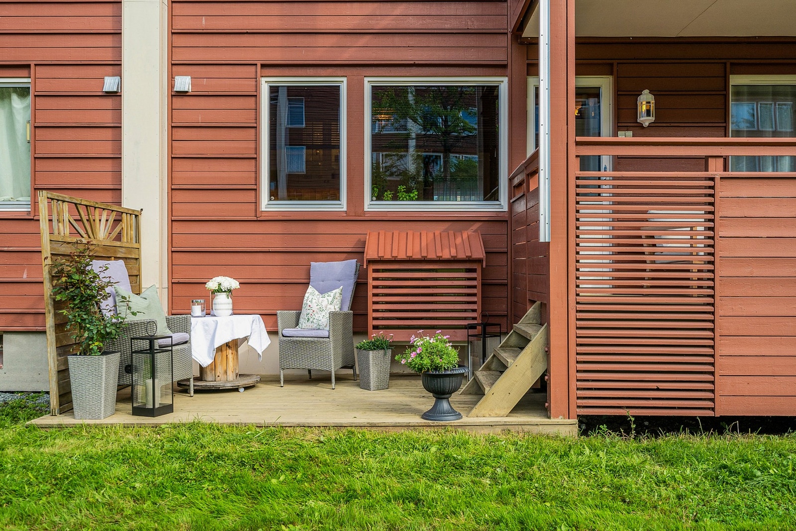 Terrasse på bakkeplan. Galleribilde