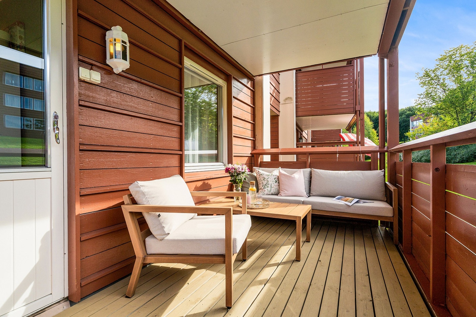 Solrik veranda og terrasse, som er vendt mot friområde. Galleribilde