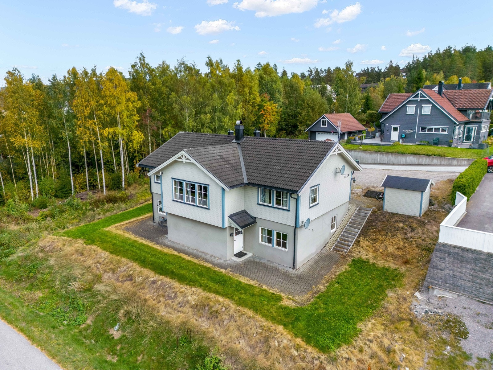 Velkommen til Borgjalia 8, en praktisk og romslig bolig med to utleieenheter. Boligen har en innholdsrik planløsning over to nivåer, stor stue med store vindusflater, romslig kjøkken samt tre soverom i hoveddelen. To separate leiligheter med egen inngang. Galleribilde
