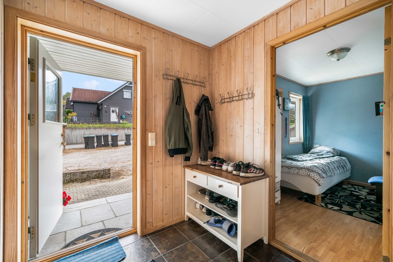 Du ønskes velkommen inn i en lys entrè med god lagringsplass til å henge fra seg yttertøyet. Praktisk flis på gulv med varmekabler, samt panel på vegg. Belysning via takpunkt i himling. Galleribilde