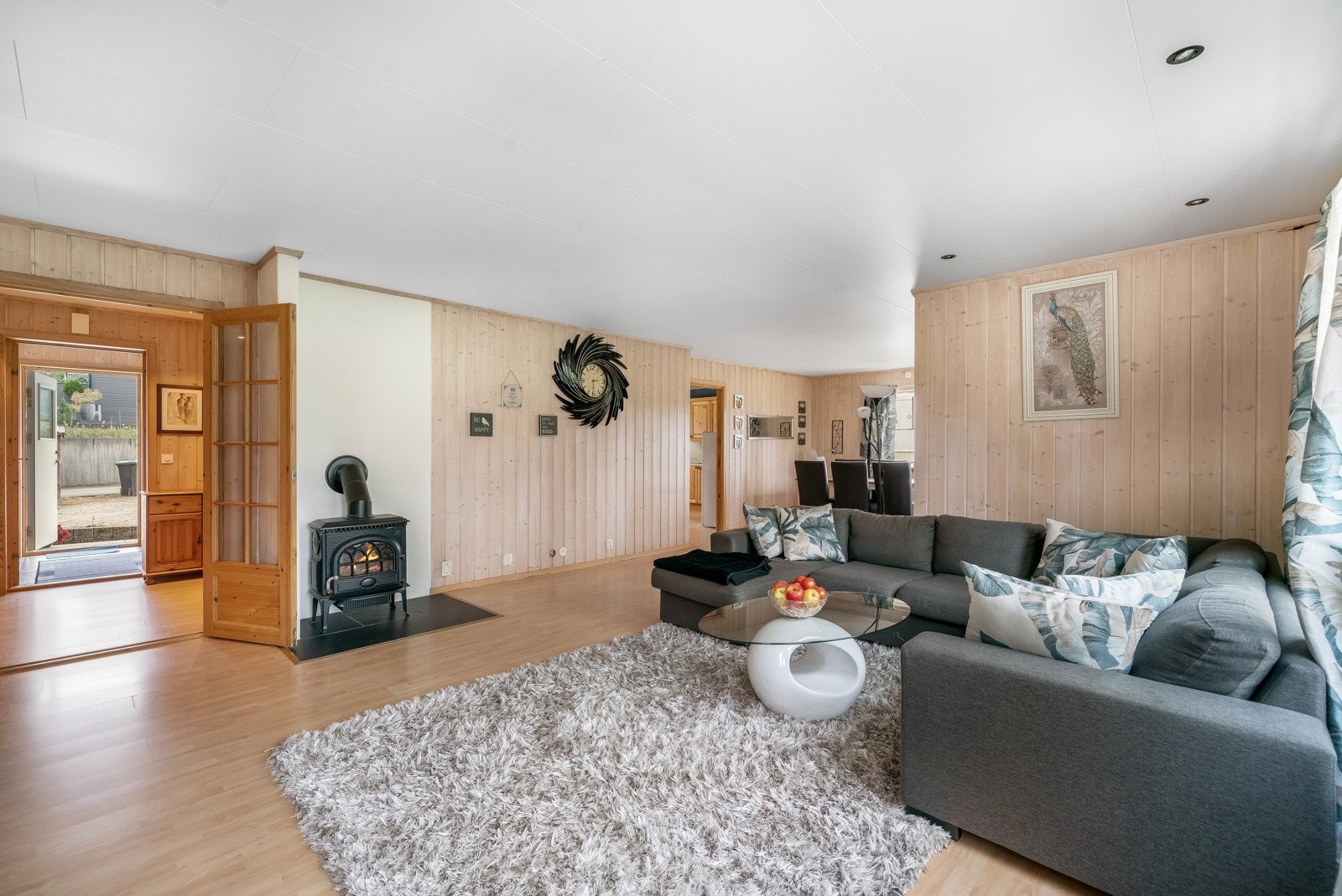 Stor og lys stue med store vindusflater for rikelig med utsyn. God plass til salong, samt lesekrok foran vedovnen. Stua er utstyrt med vedovn og varmepumpe som varmer godt på kalde høstdager. Galleribilde