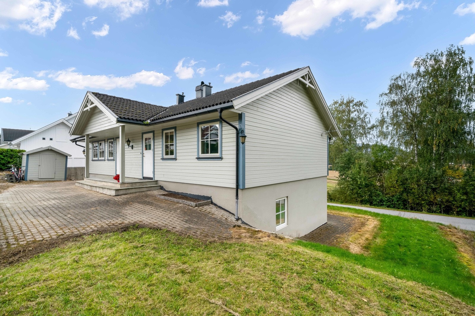 Eneboligen ligger i et populært boligområde i Breisås i Bø. Det er kort vei, ca 1,5 km til sentrum med fasiliteter som butikker, kaféer, bibliotek og flerbruksanlegg. Maurtuva barnehage ligger i gangavstand til eiendommen. Galleribilde