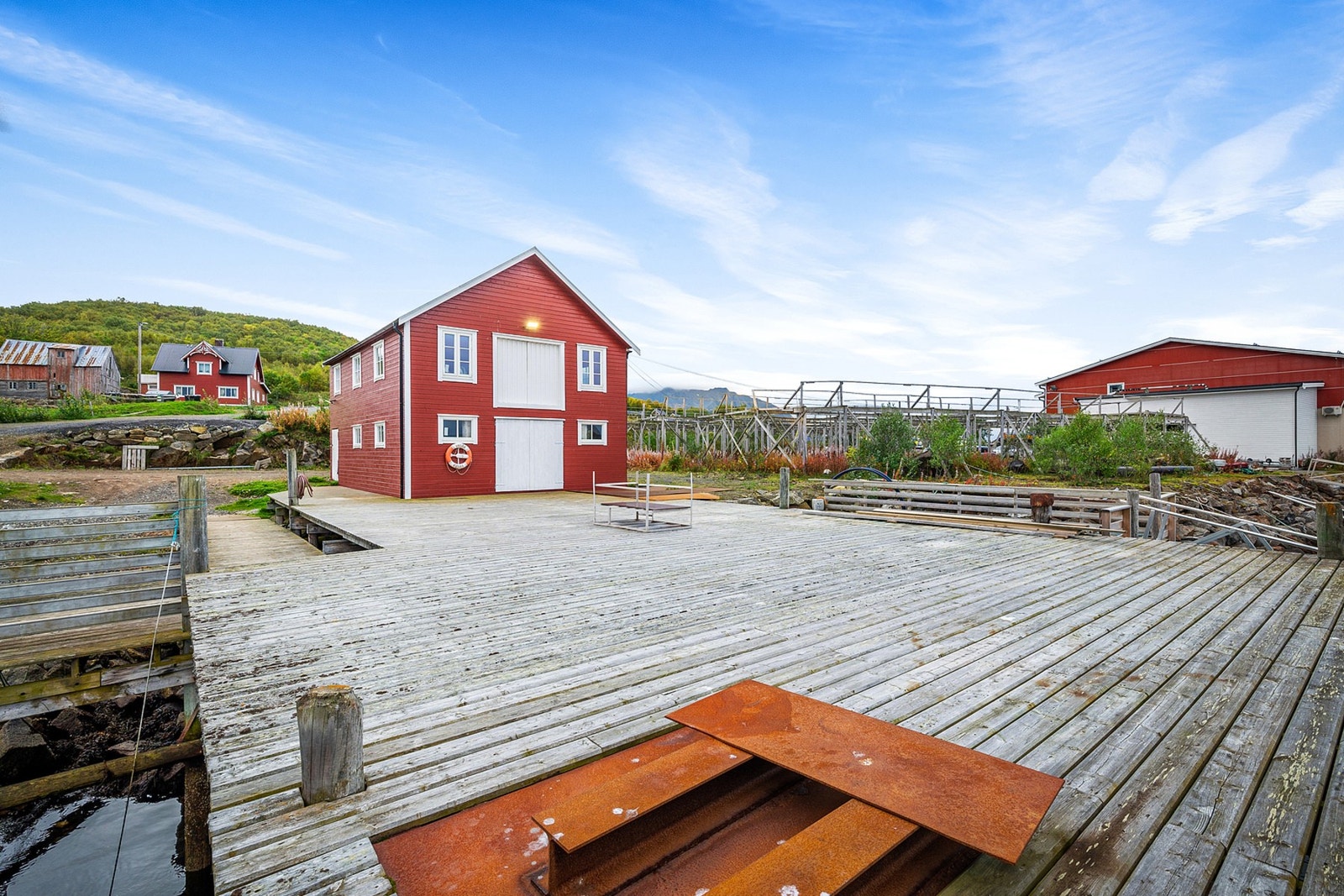 Bryggeanlegg med bygning, brygge, flytebrygge med båtplasser og god parkeringskapasitet Galleribilde