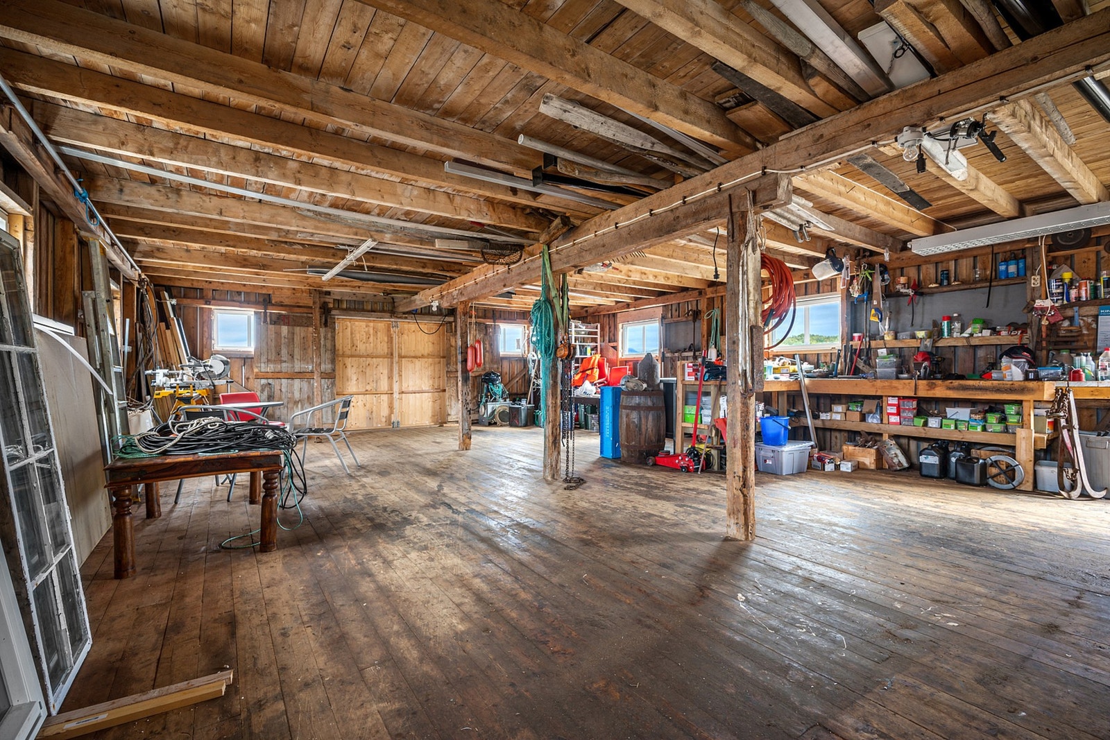 Innvendig er det uinnredet og muligheter for å sette sine planer på eiendommen Galleribilde