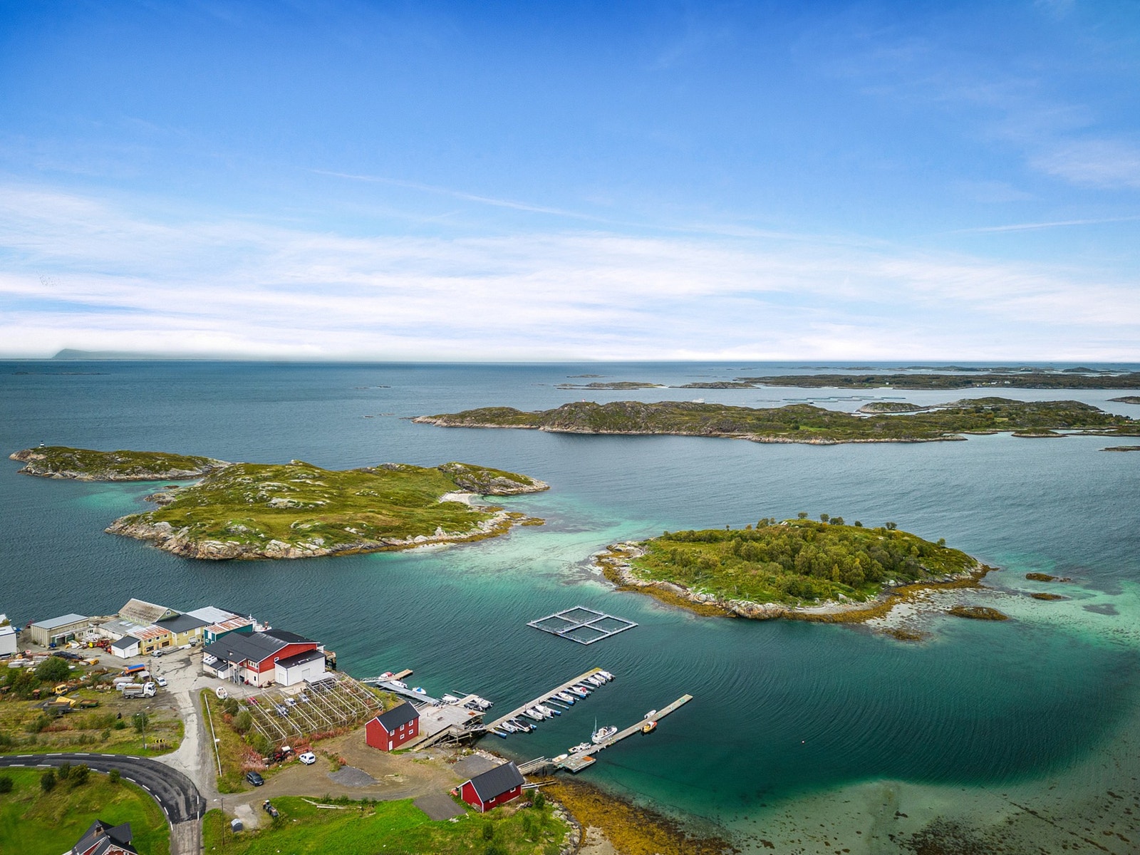 Eiendommen ligger vakkert plassert og kan omtales som porten til Øyriket både via havet og land Galleribilde