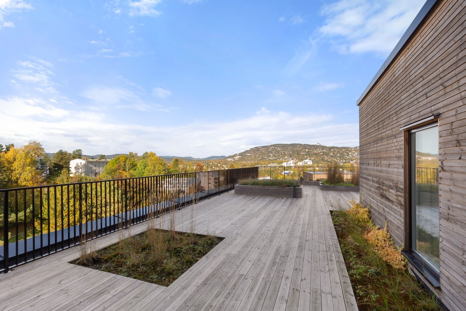 Takterrassen har svært gode solforhold og fantastisk panorama utsikt. Galleribilde