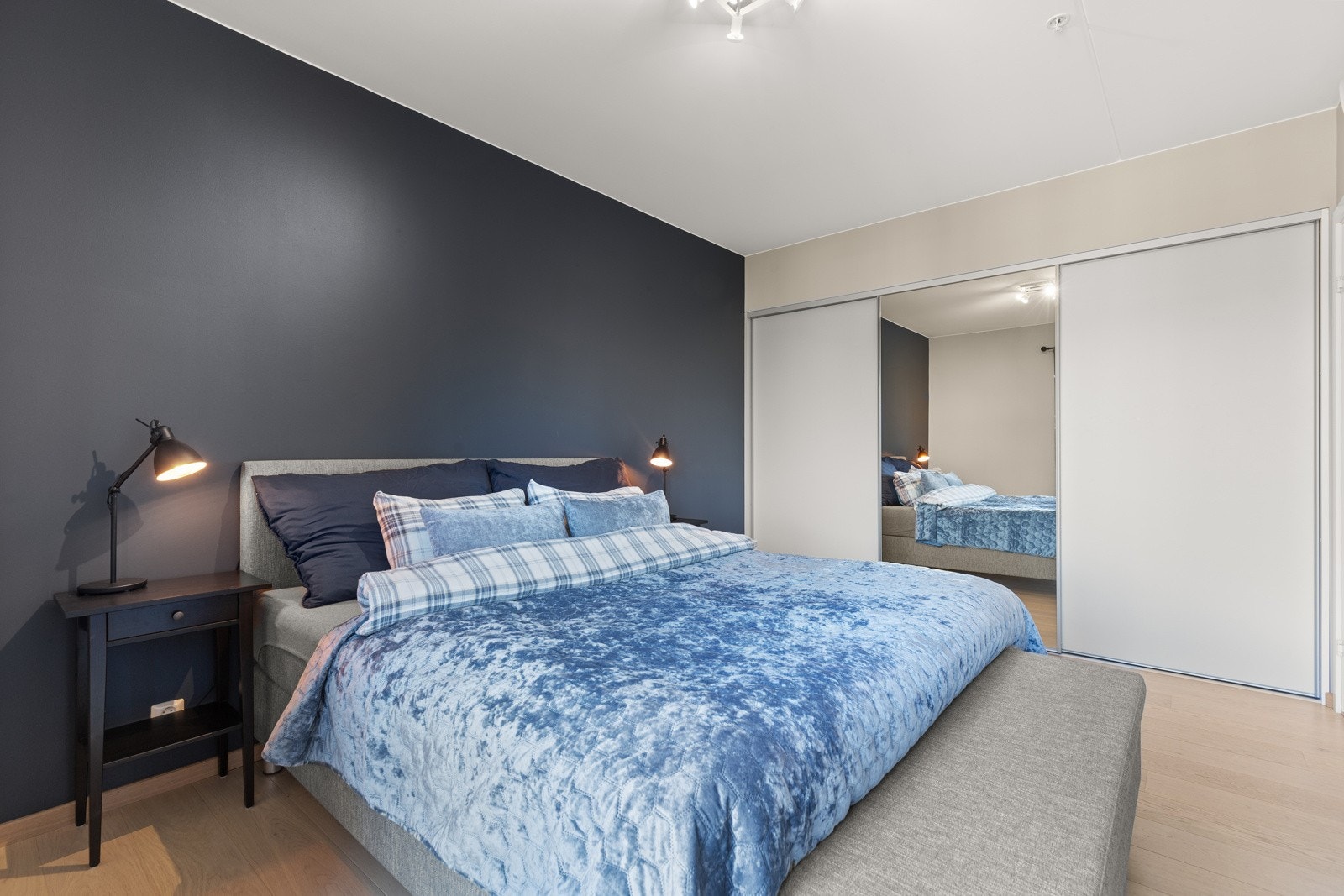 Rommet har en stor skyvedørsgarderobe med en speilfront som gir rikelig med oppbevaringsplass. Galleribilde