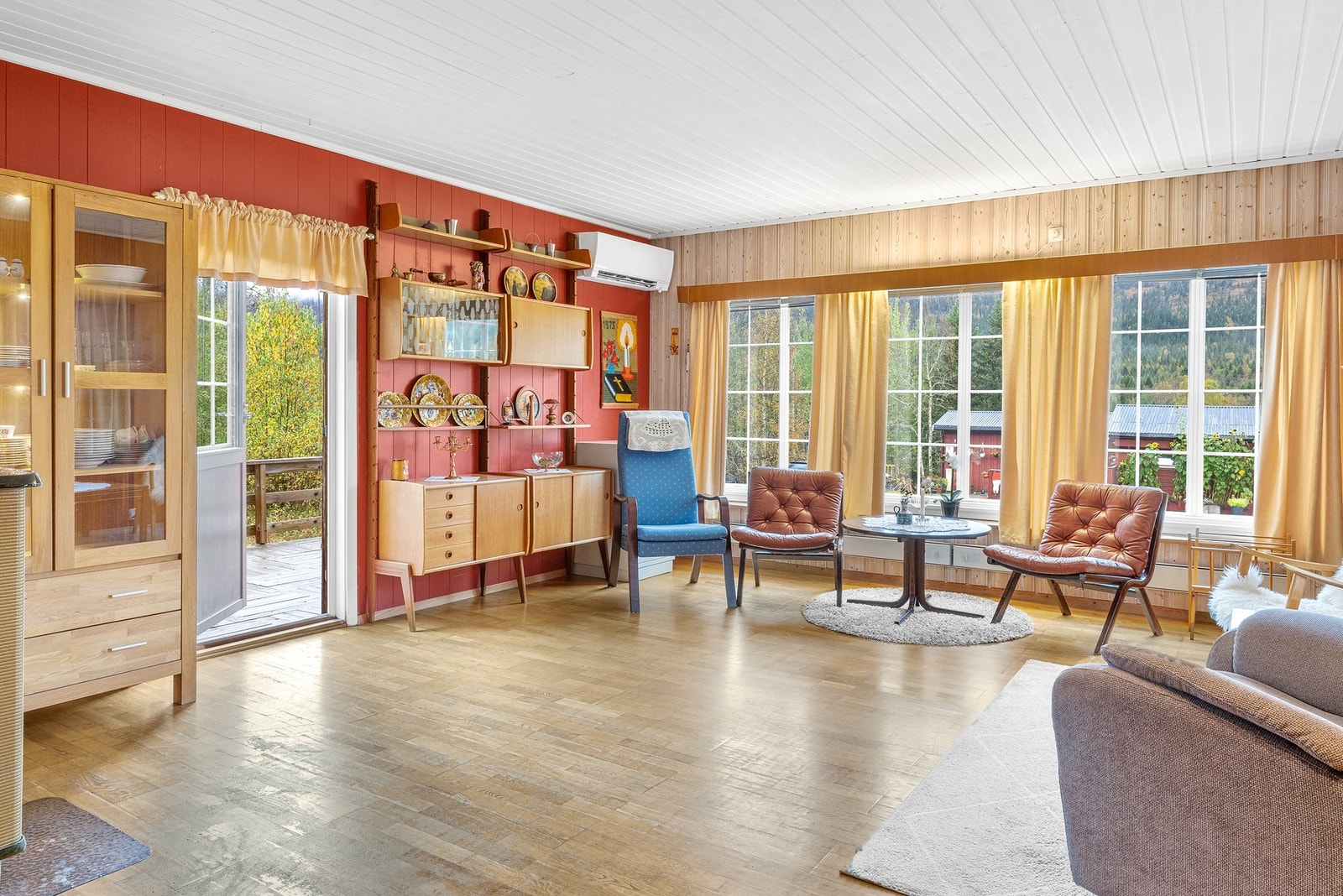 Store vindusflater som gir godt lysinnslipp til rommet Galleribilde