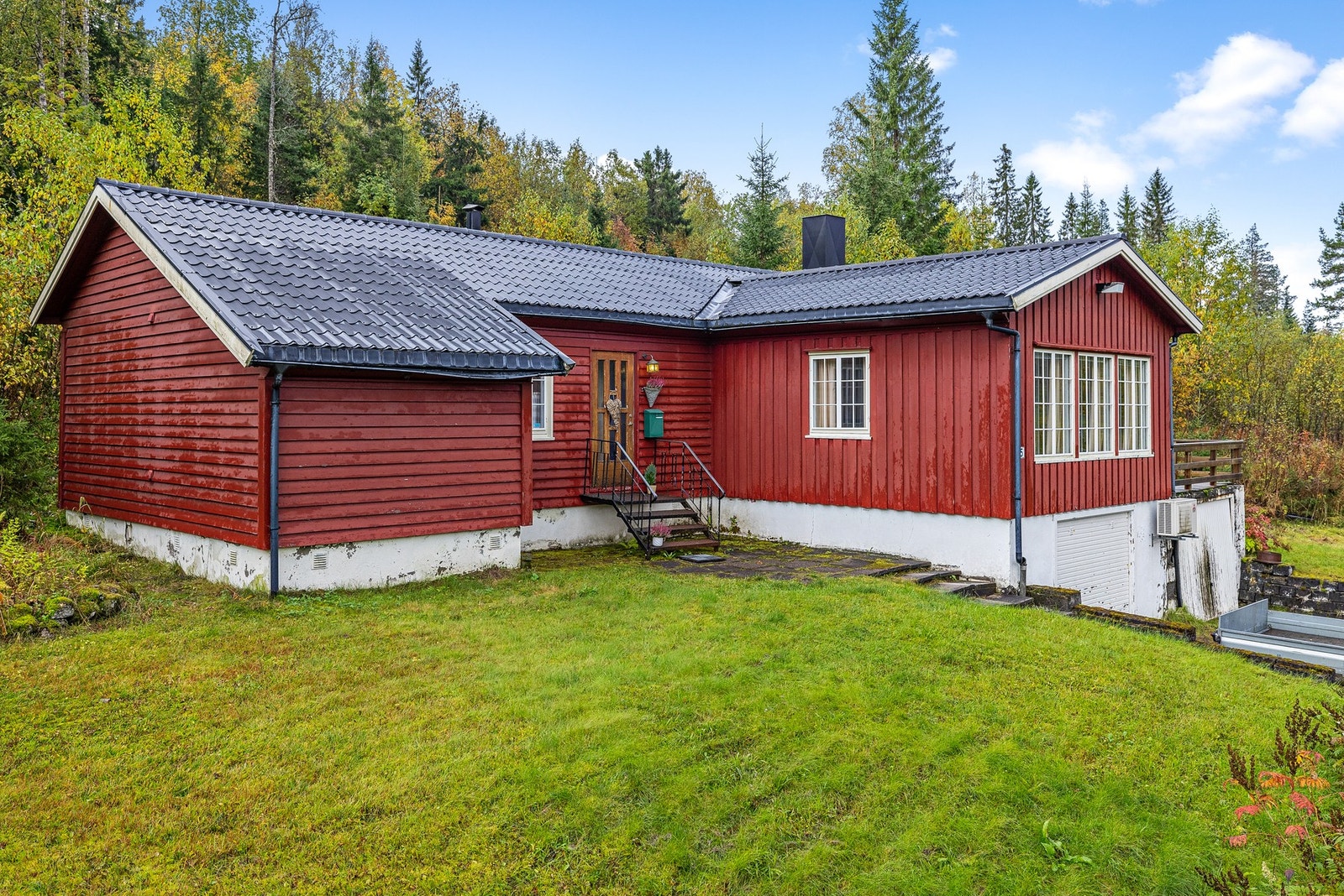 Eiet tomt med gruset gårdsplass plen og naturtomt Galleribilde