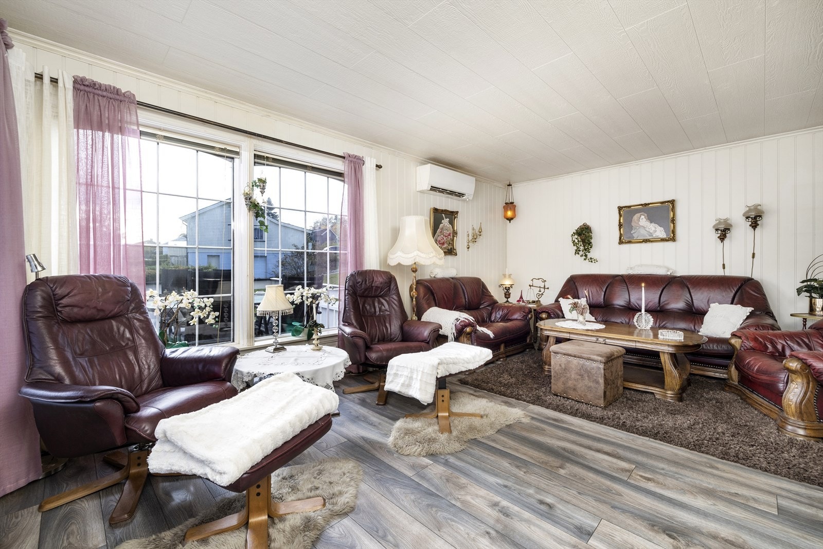 Romslig stue med god plass til møblering. Galleribilde