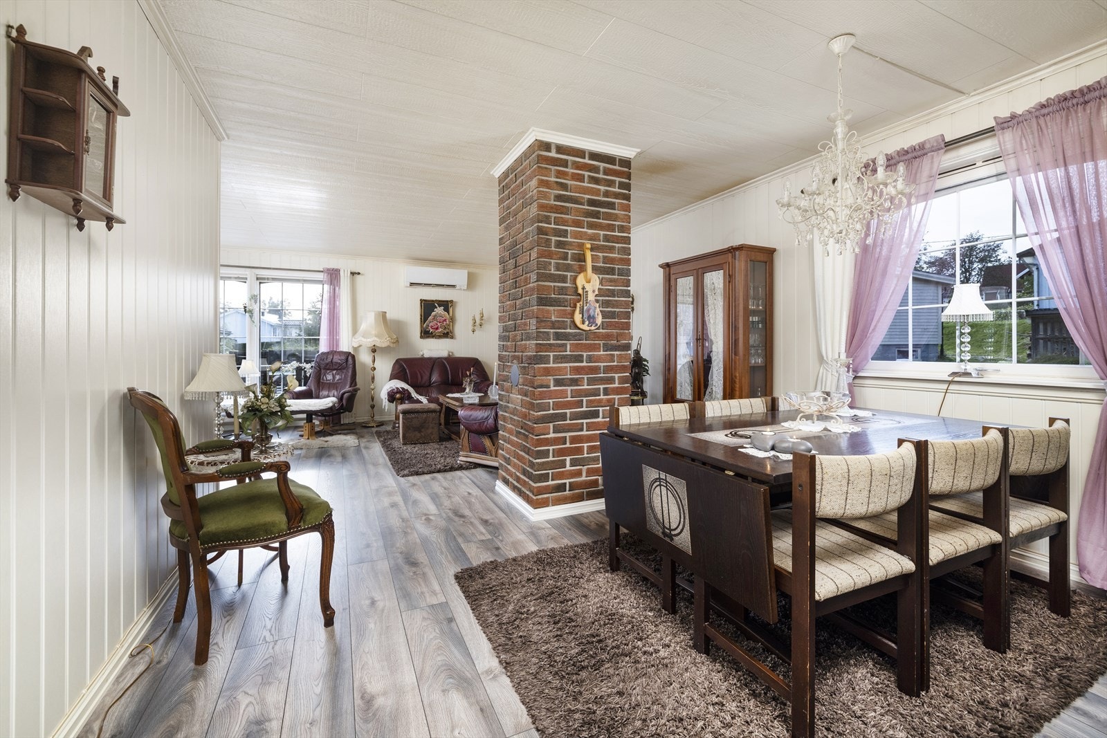 Spisestuen har god plass til stort spisebord. Galleribilde