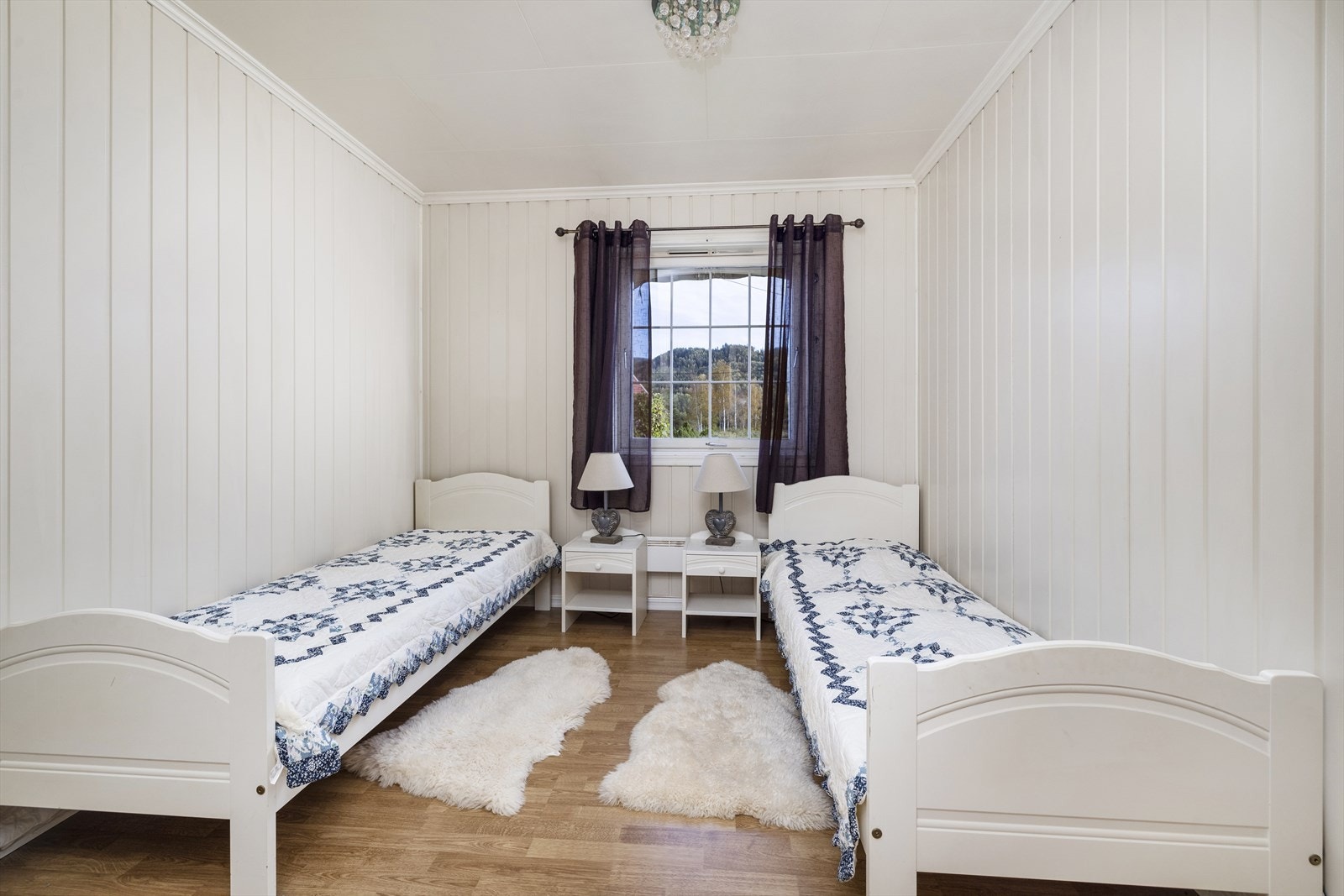 Soverom nr. 2 er lyst og luftig med god plass til møblering. Galleribilde