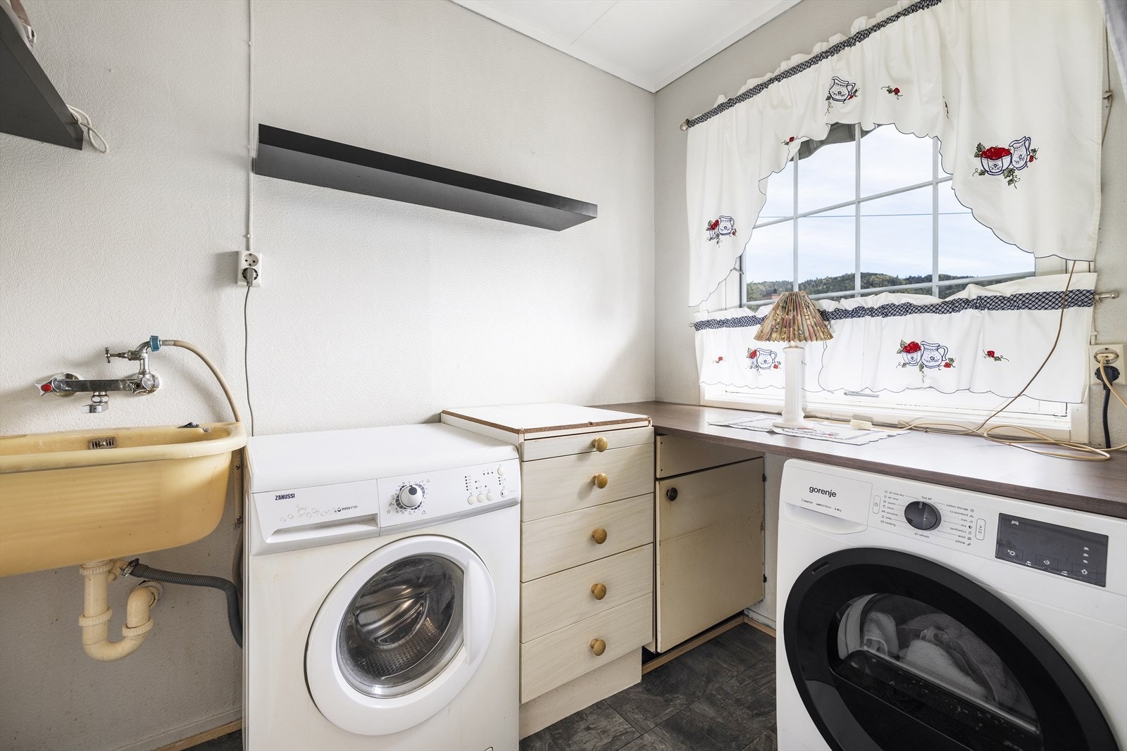 Vaskerom ligger i tilknytning til kjøkken og er innredet med innredning, benkeplate, utslagsvask og opplegg for vaskemaskin. Galleribilde