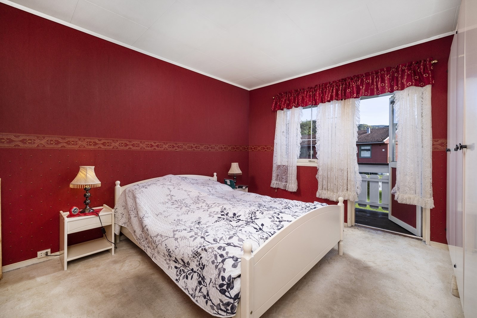 Stort hovedsoverom med utgang til balkong. Galleribilde