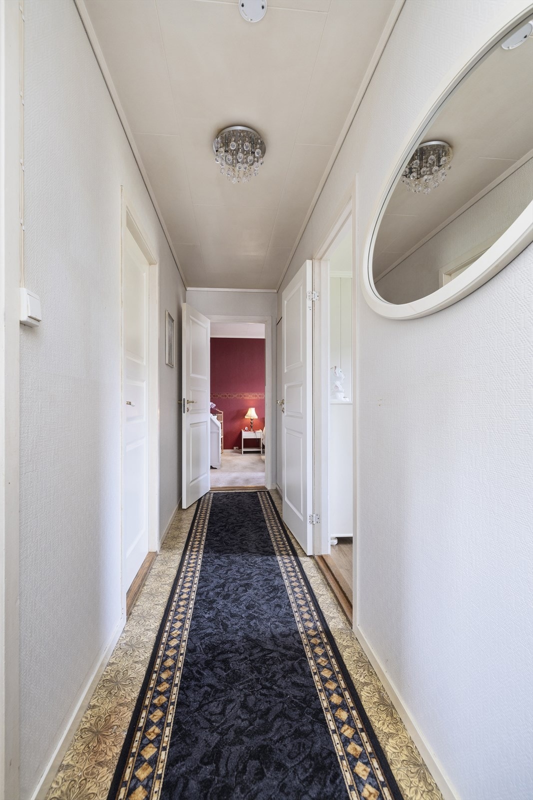 Fordelingsgang til soverom, bad og boder. Galleribilde