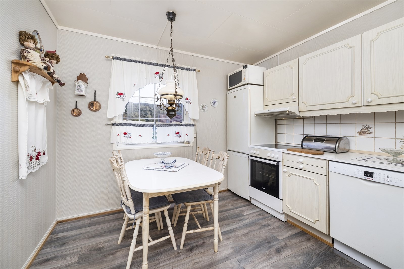 Det er plass til spisebord også på kjøkkenet. Galleribilde