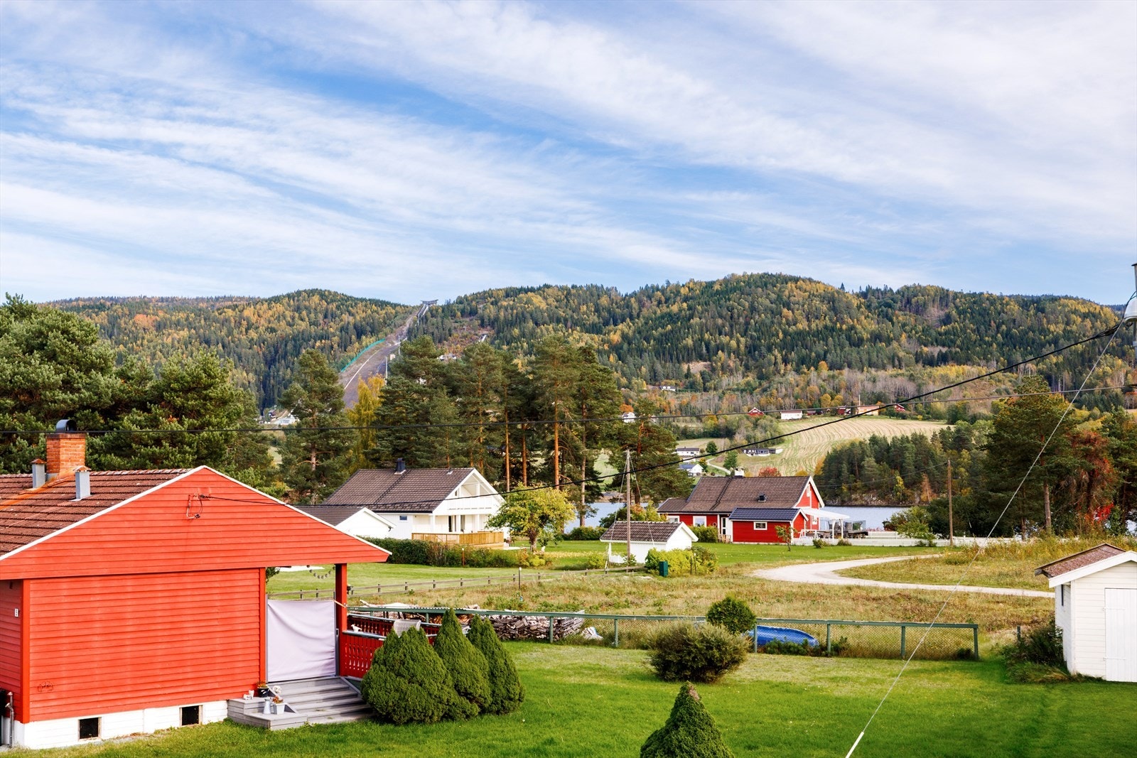 Utsikt fra boligens terrasse mot Bergsjø. Galleribilde