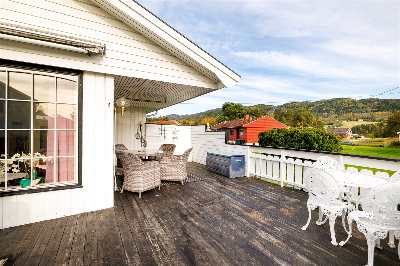 Terrassen har god plass til utemøbler. Galleribilde