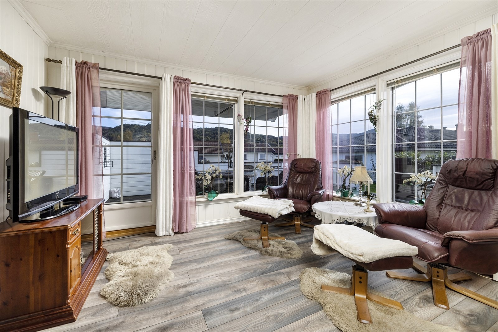 De store vindusflatene gir godt med dagslys inn i stuen. Galleribilde