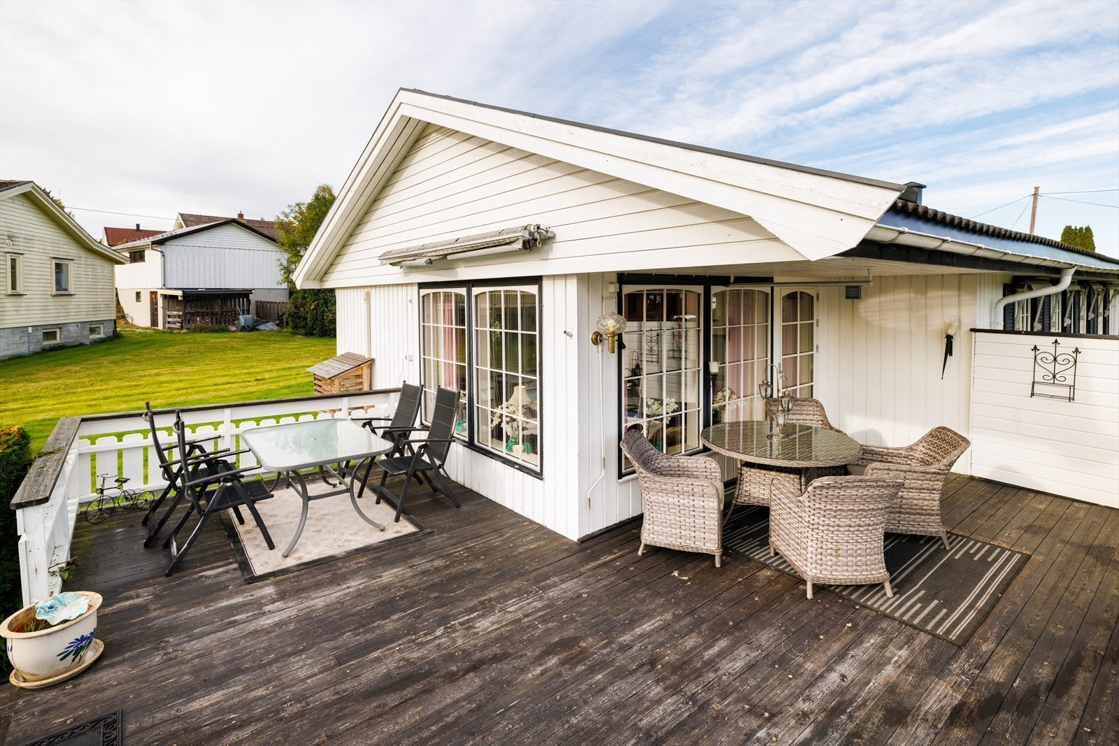 Stor og solrik terrasse med utgang fra stue. Galleribilde