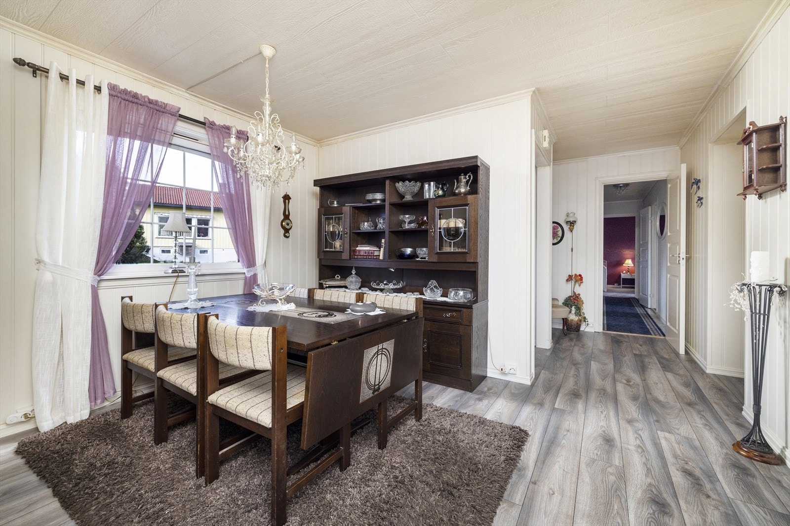 Spisestuen ligger i tilknytning til kjøkken. Galleribilde