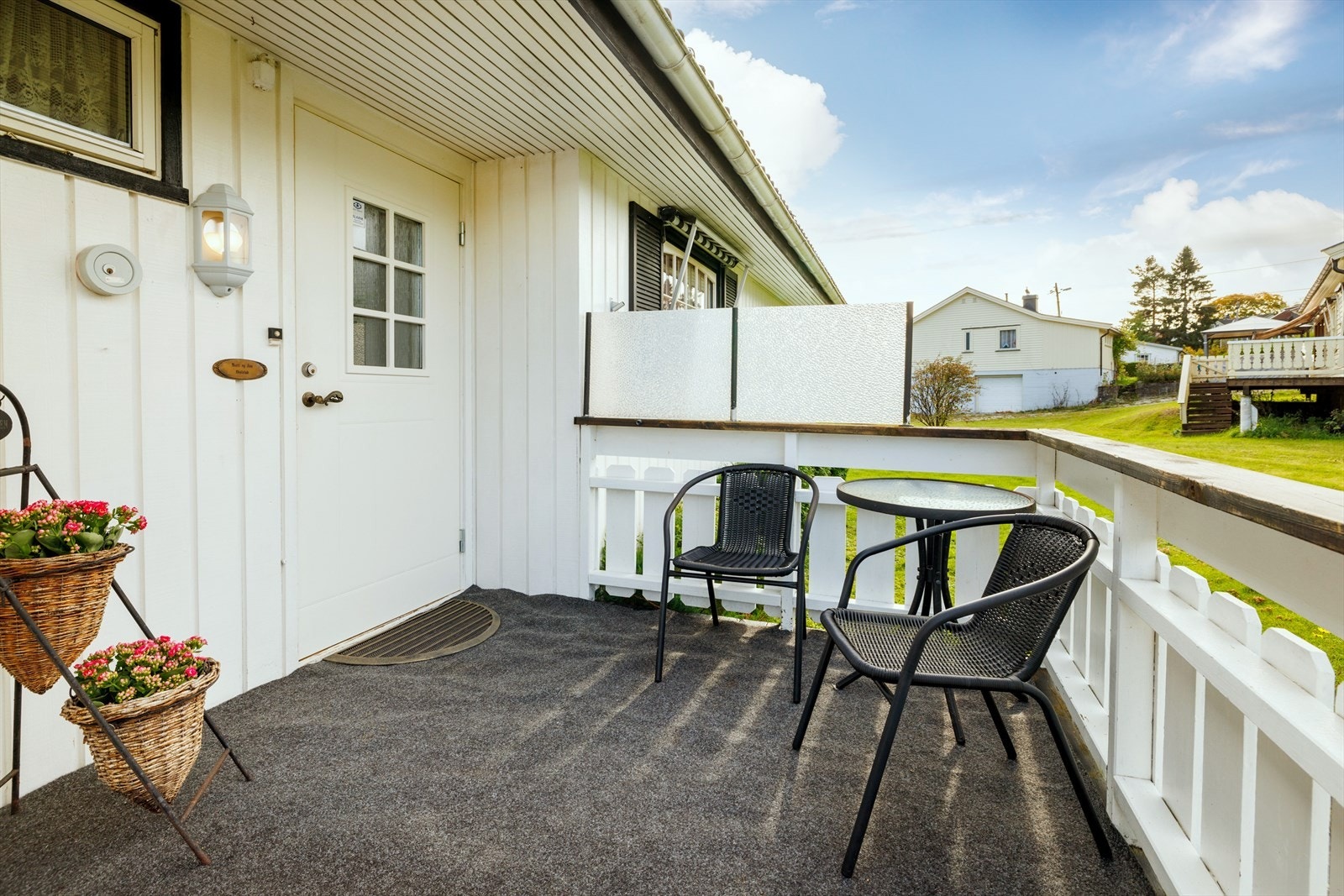 Koselig inngangsparti med liten terrasse. Galleribilde