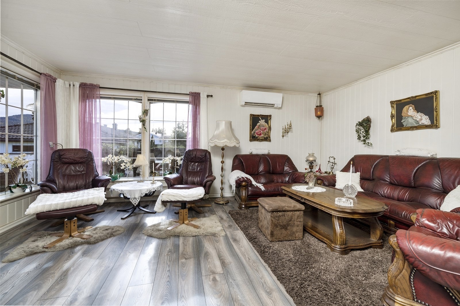 Det er laminat på gulv, panelplater på vegg og malte plater i tak. Galleribilde