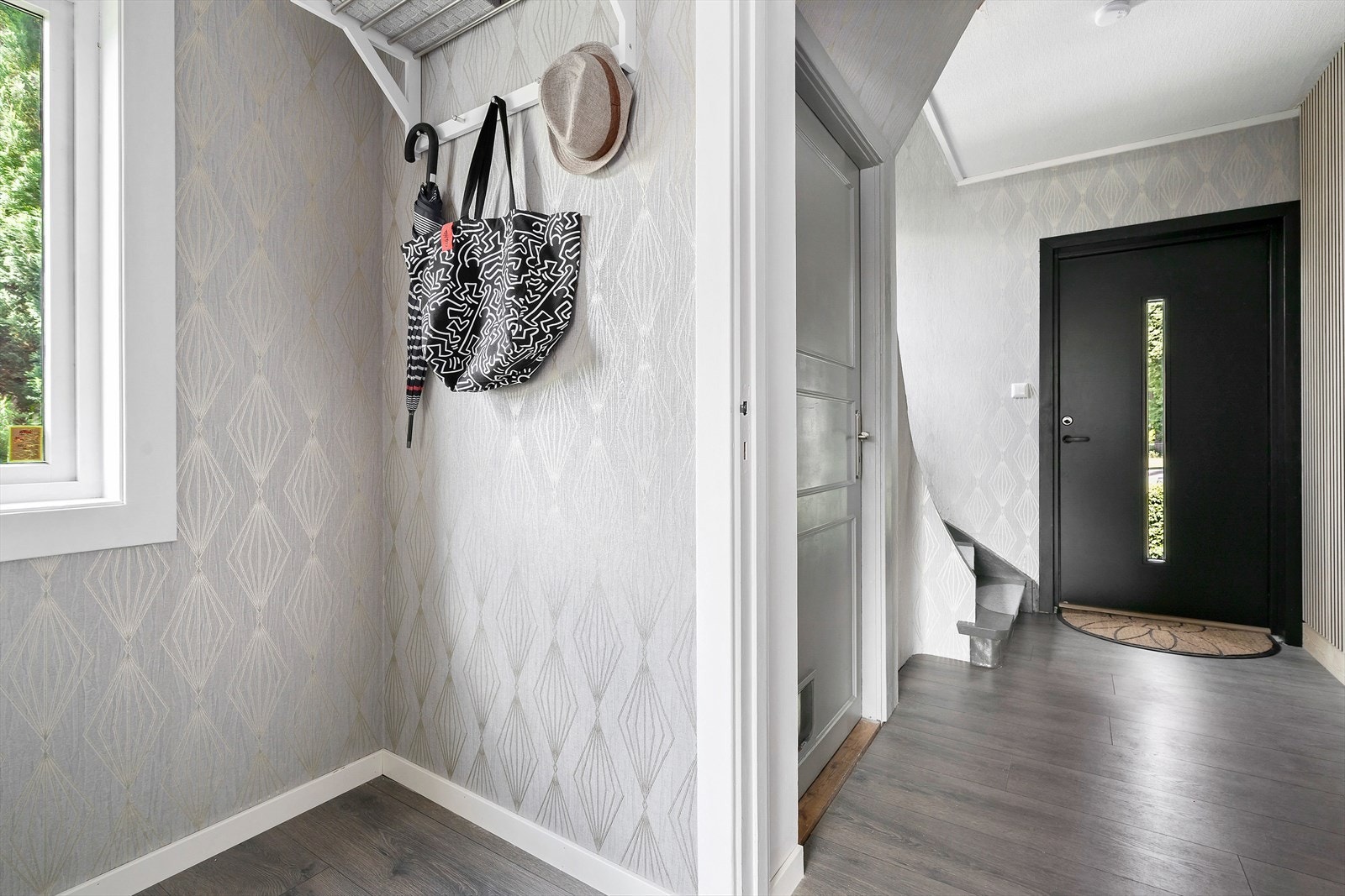 Moderne entré med plass for oppheng av yttertøy. Galleribilde