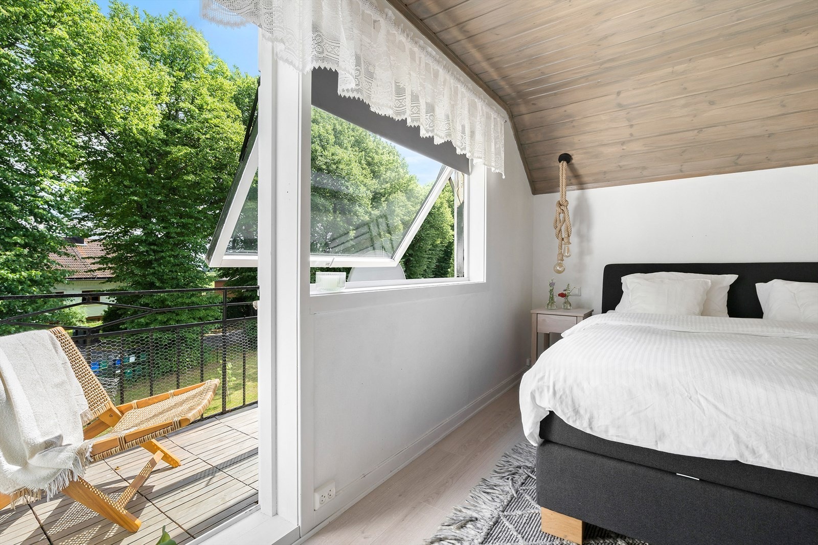 Fra soverommet er det utgang til en trivelig veranda. Galleribilde