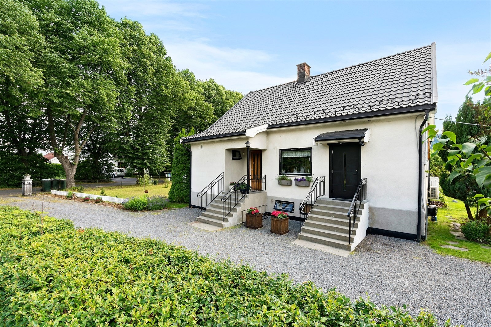 Svært familievennlig beliggende enebolig på flott tomt i idyllisk og attraktivt nabolag. Galleribilde