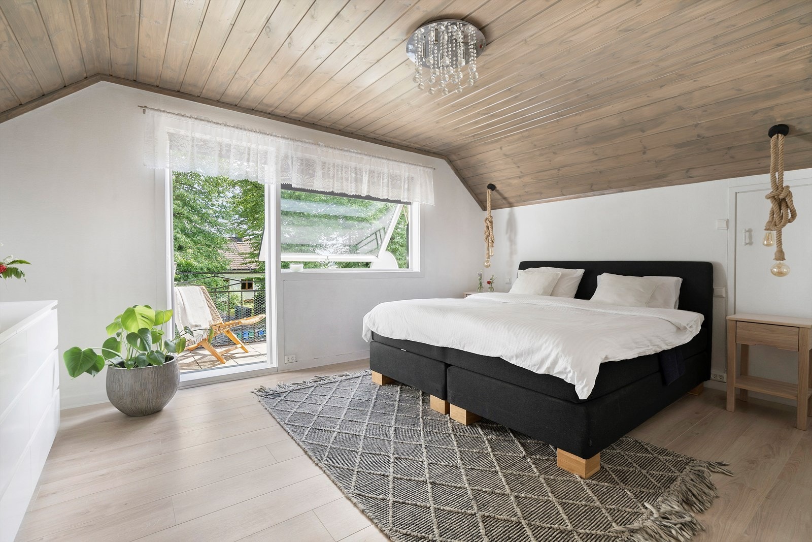 Romslig hovedsoverom med god plass til møblering. Galleribilde