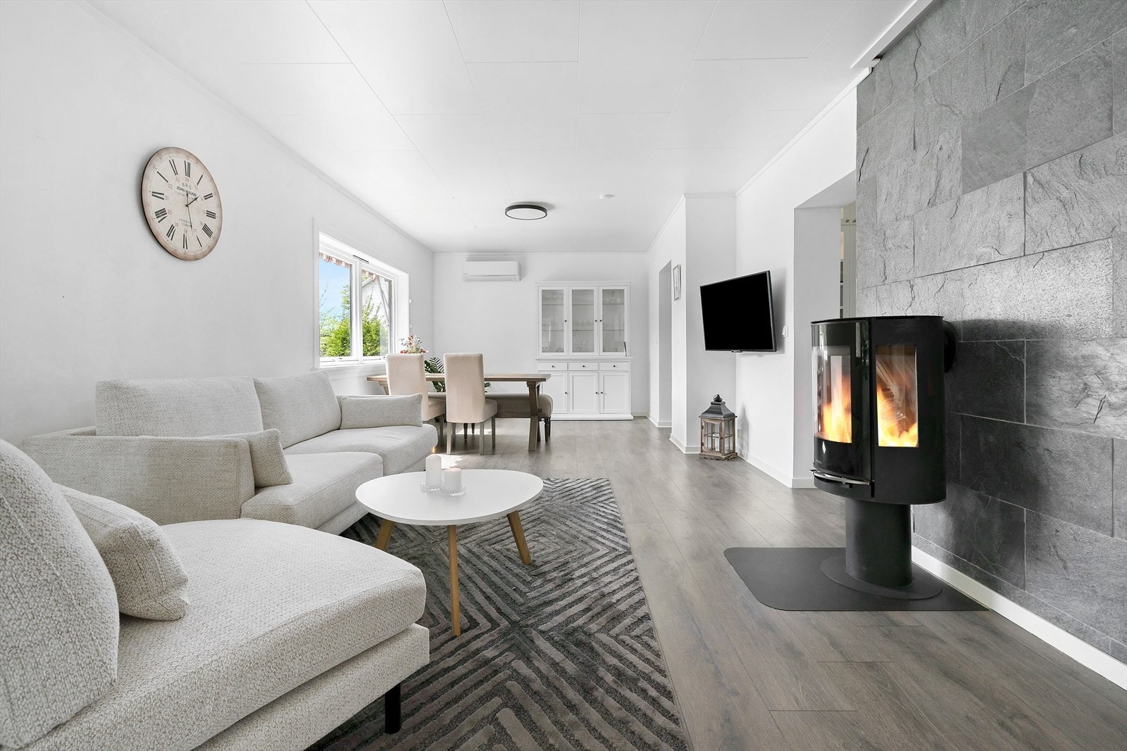 Store vindusflater gir fint med naturlig lys. Galleribilde