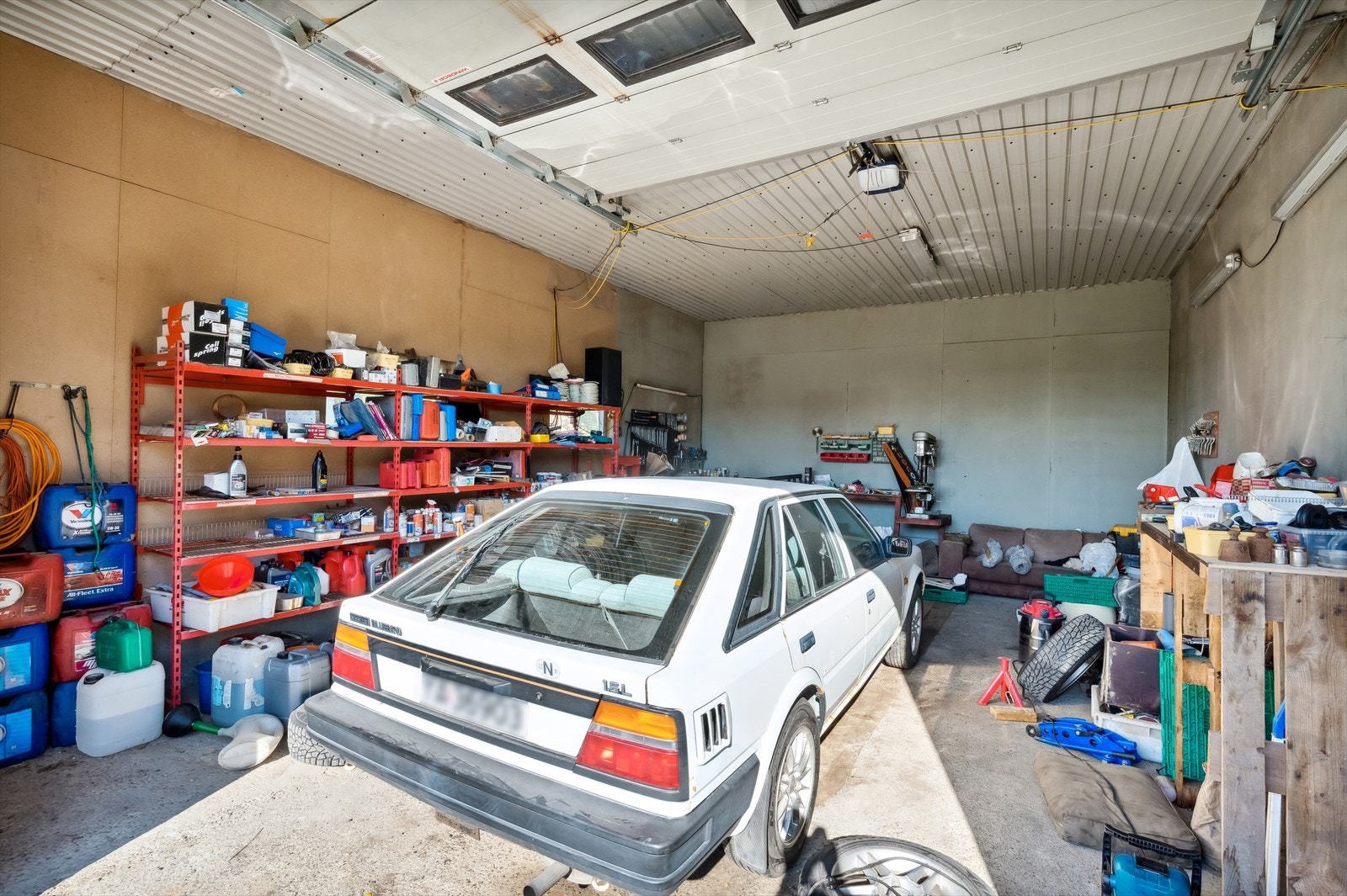 - Plass i garasjen til bl.a. parkering av biler og lagring. Galleribilde