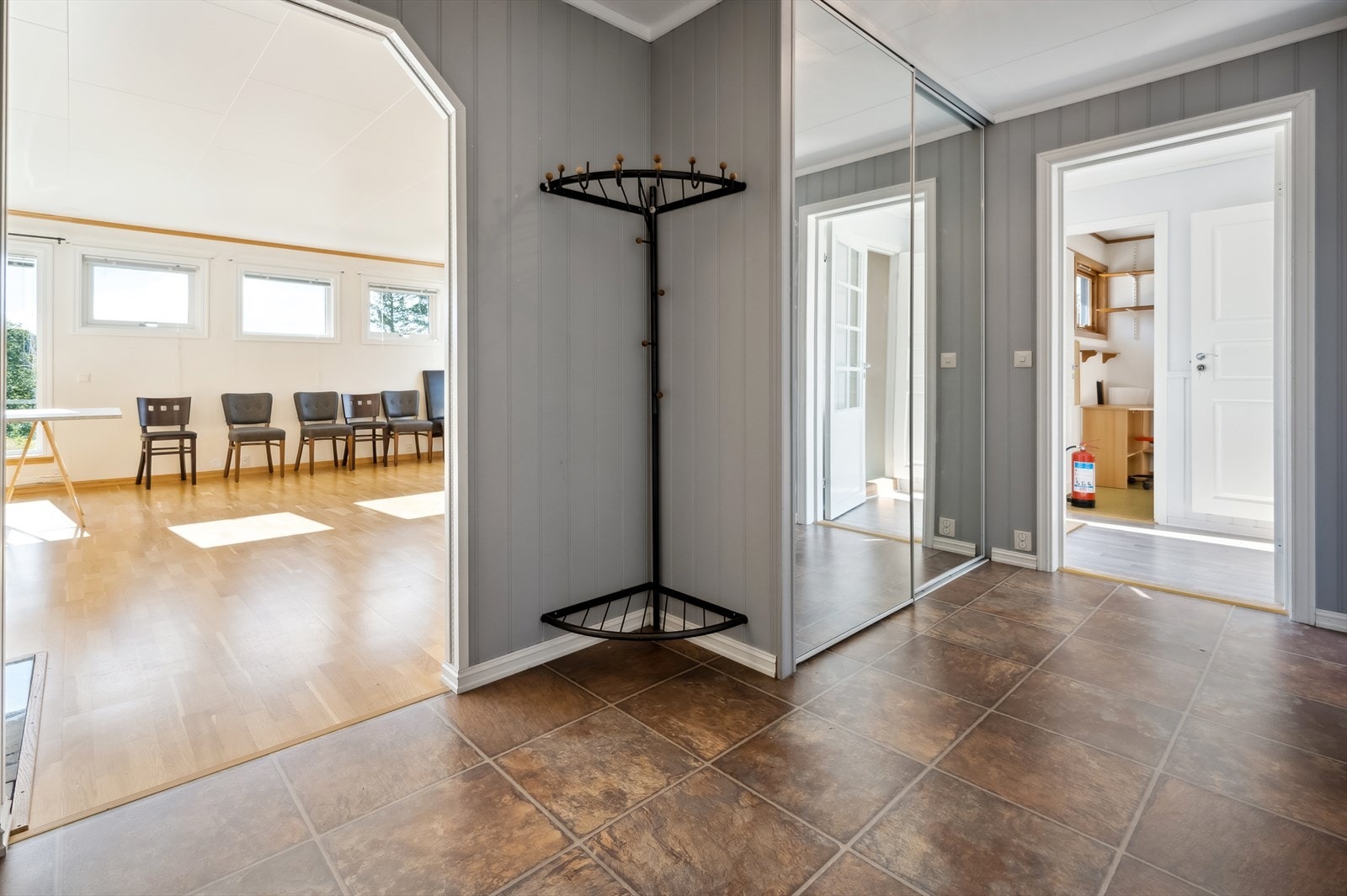 - Fra vindfang kommer man inn i romslig gang med skyvedørsgarderobe. Galleribilde