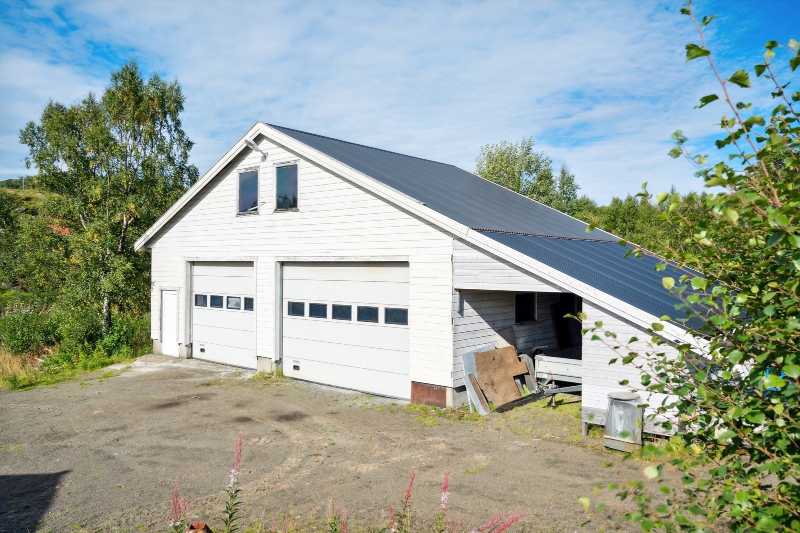 - Dobbel garasje med carport på 95 kvm fra 1997. Galleribilde