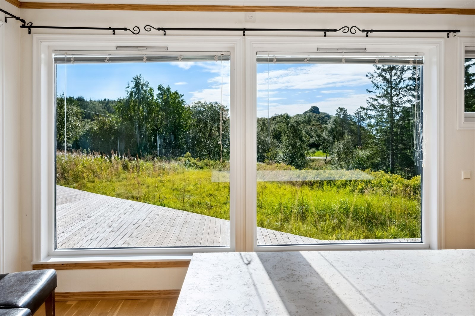 - Utsikt fra stuevinduene. Galleribilde