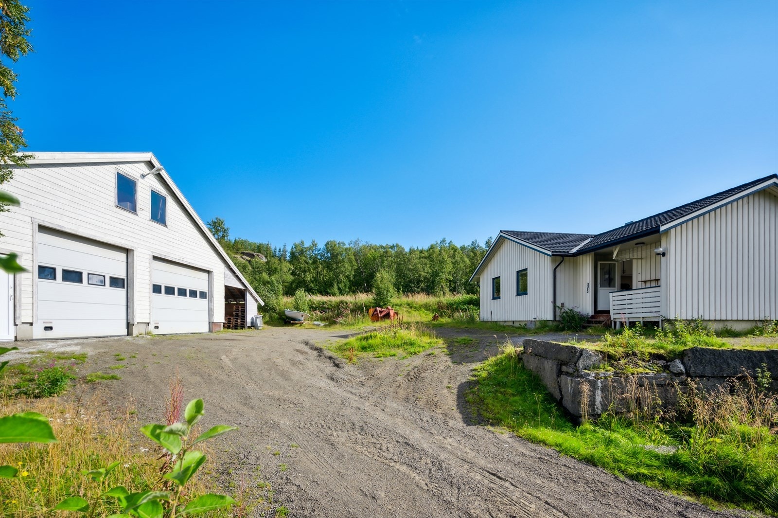 - Eiendommen ligger fint til i skrånet terreng, delvis skjermet langs fylkesvegen. Galleribilde