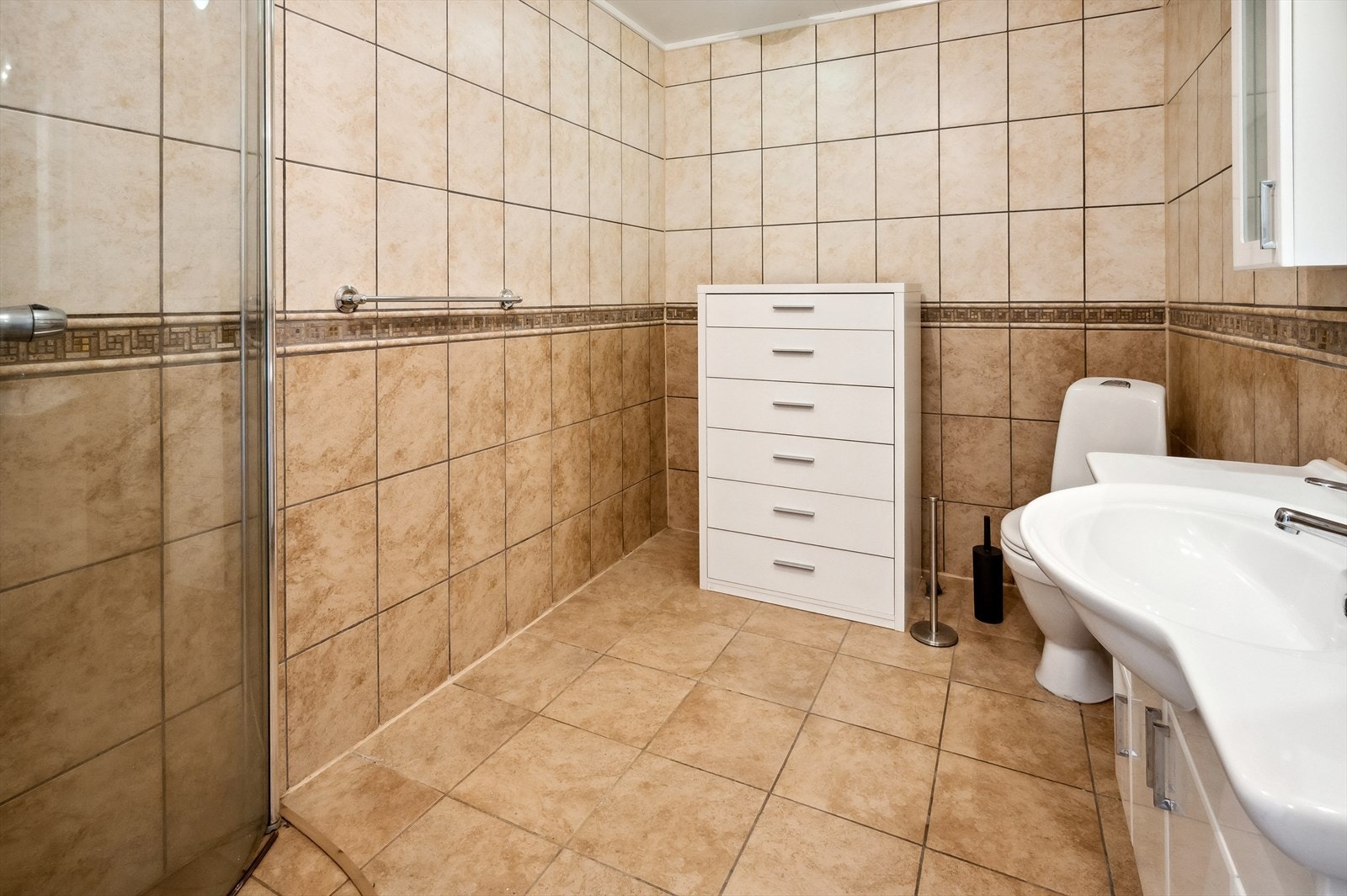 - Grunnet en noe ufagmessig utførelse av oppussingen av rommet og eldre tettesjikt må det påregnes noe oppdraderinger/renovering for å tilfredstille dagens krav til standard. Galleribilde