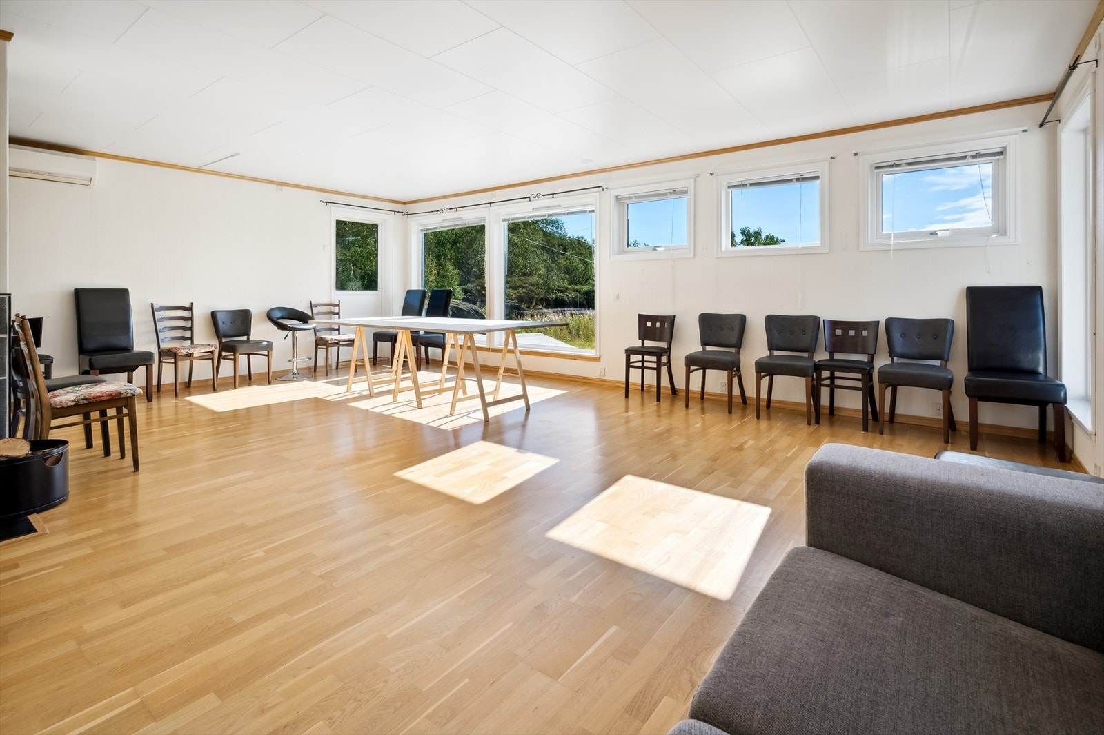 ... en lys og trivelig stue, den gode planløsningen gir gode møbleringsmuligeter. Galleribilde